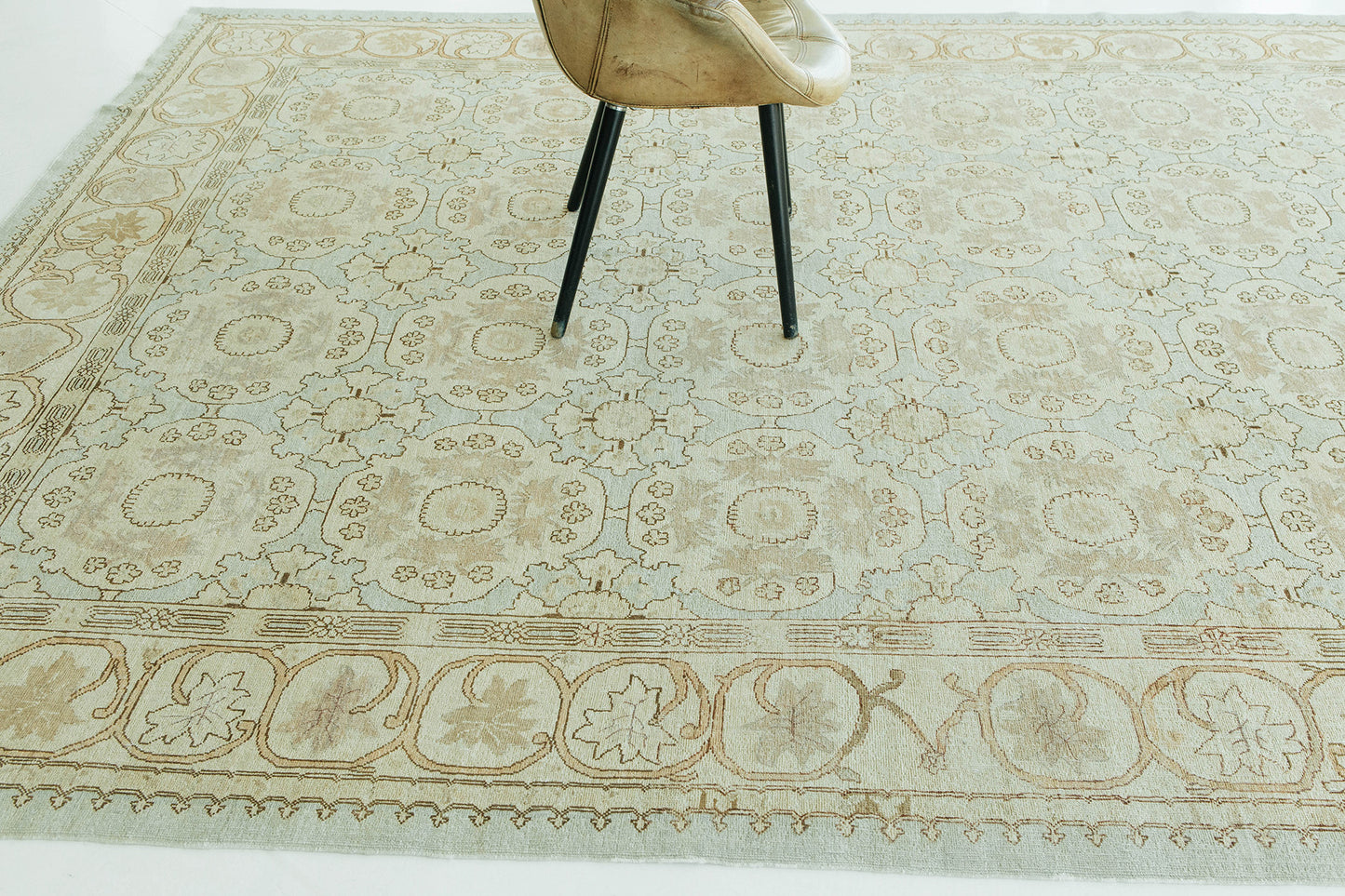 Vintage Style Arts and Crafts Design Rug