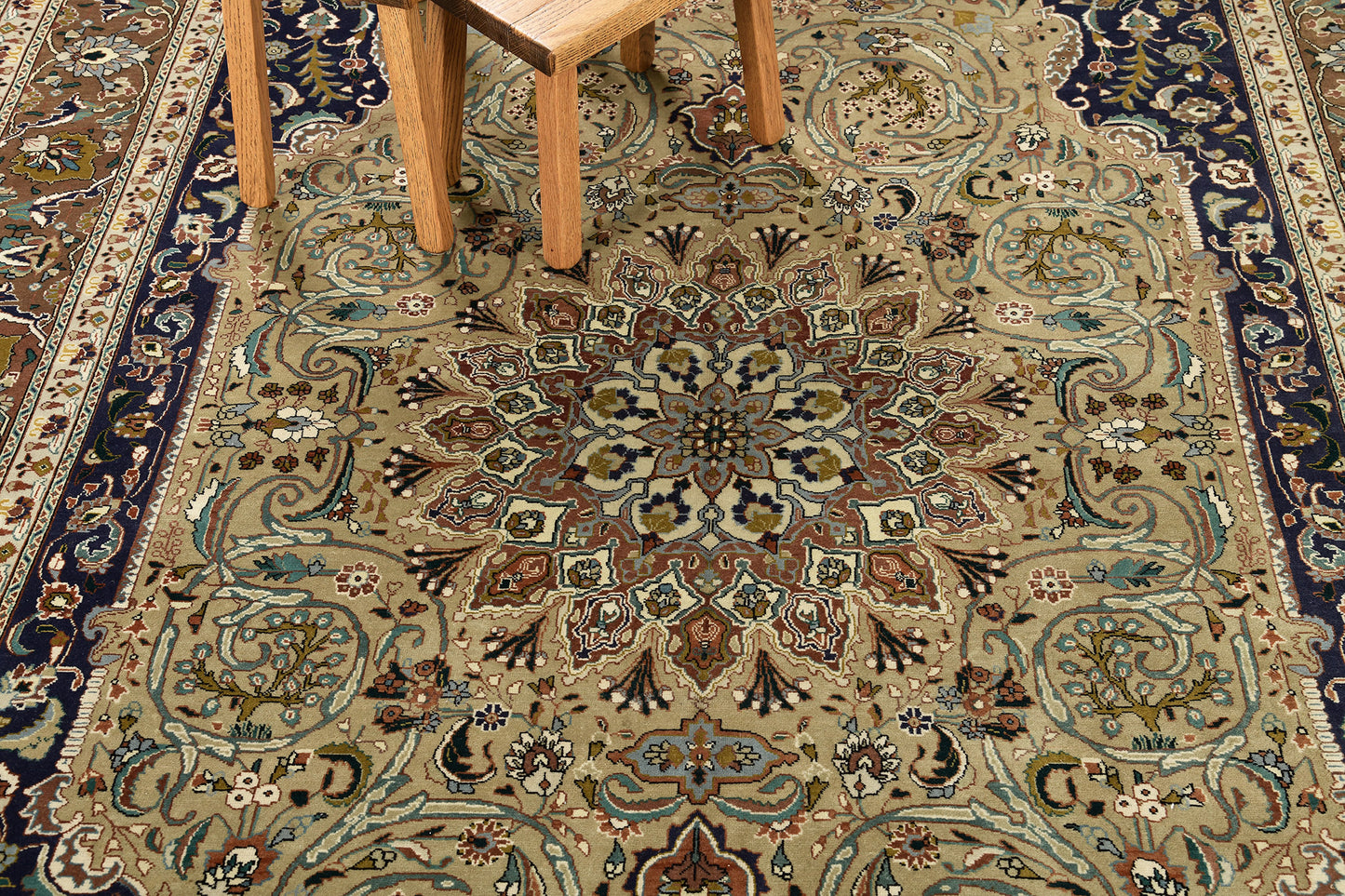 Vintage Persian Tabriz Rug Medallion Design 25442