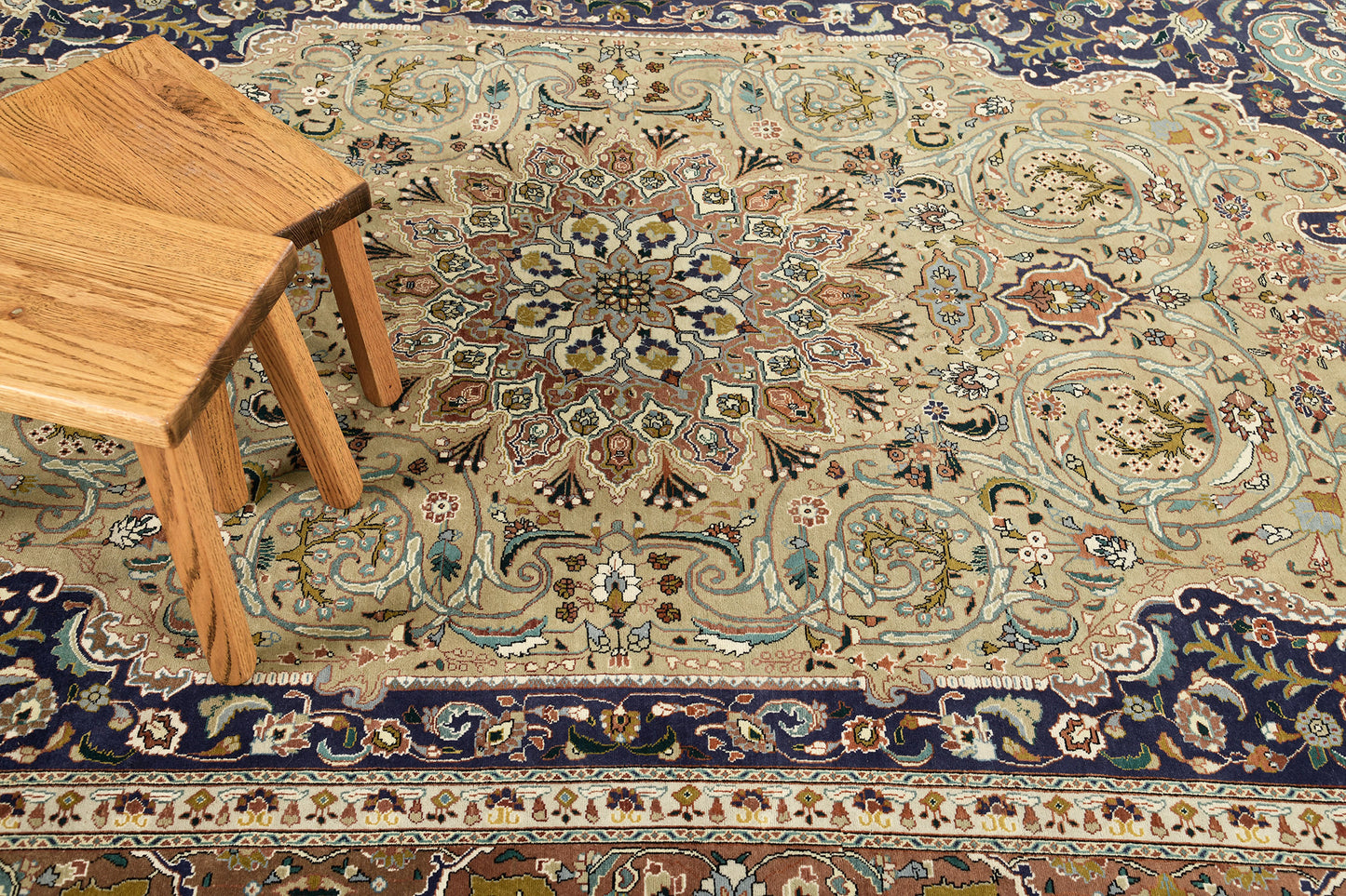 Vintage Persian Tabriz Rug Medallion Design 25442
