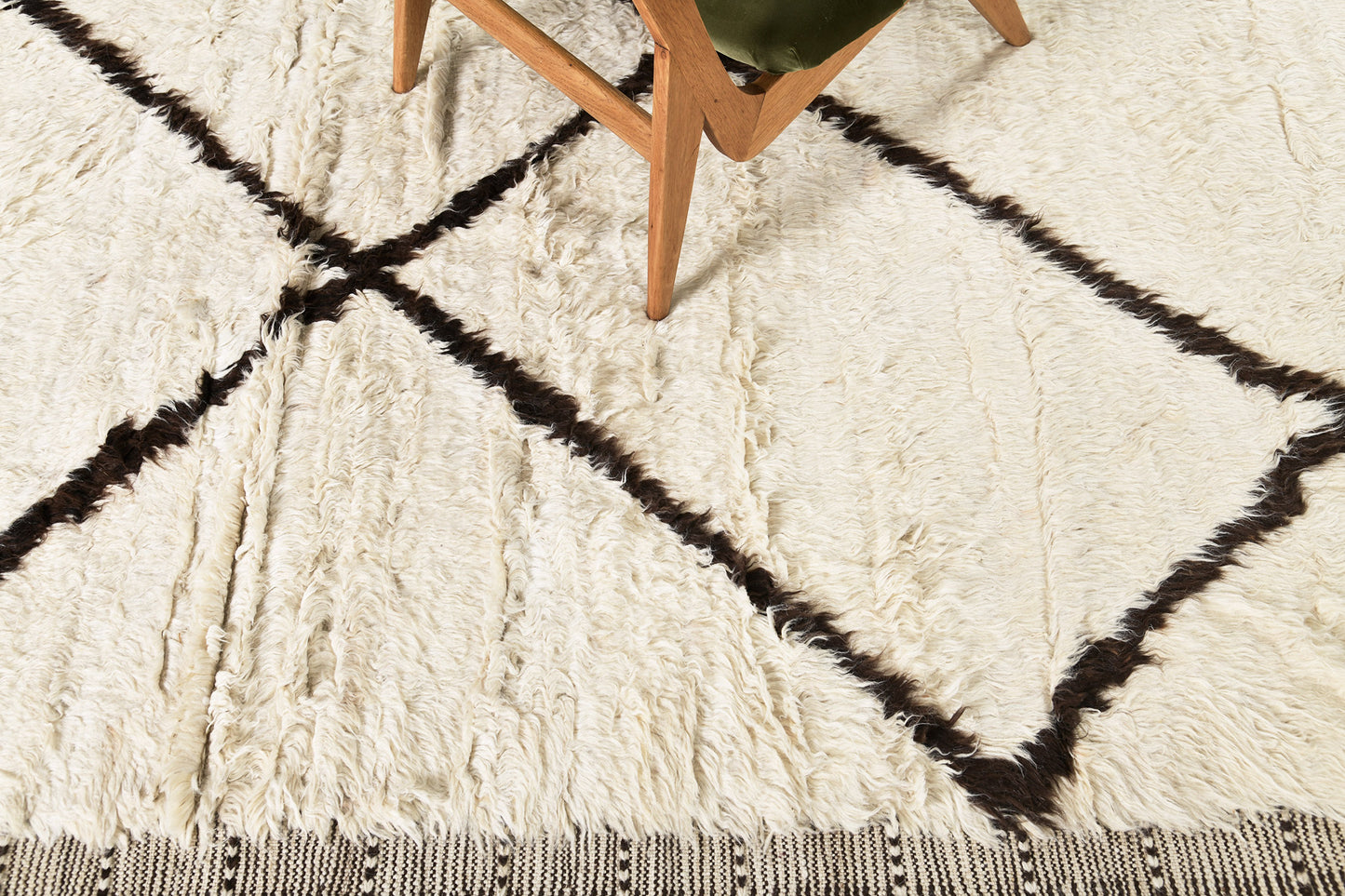 Modern Rug Image 2200 Caju, Atlas Collection