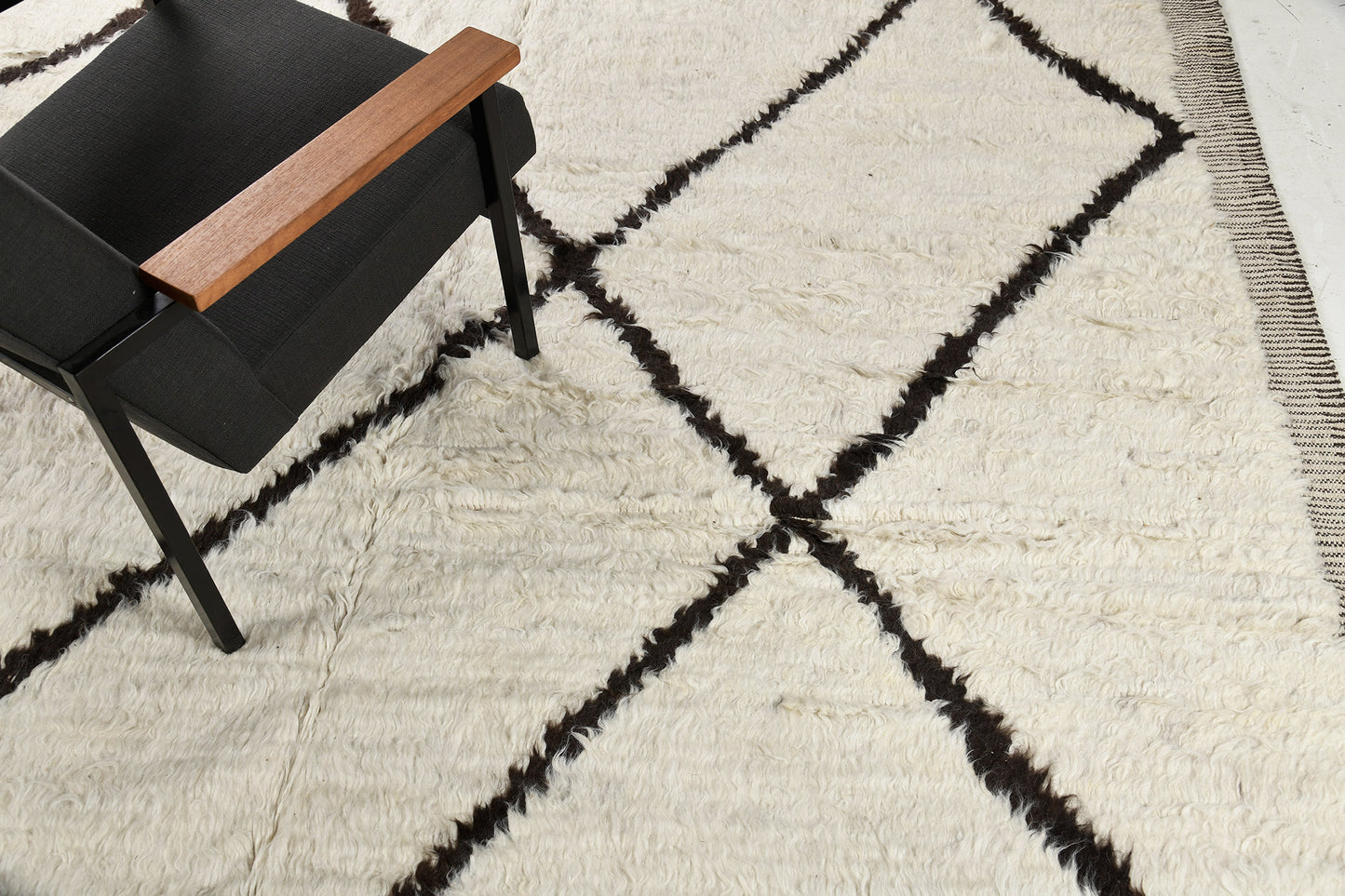 Modern Rug Image 2210 Caju, Atlas Collection