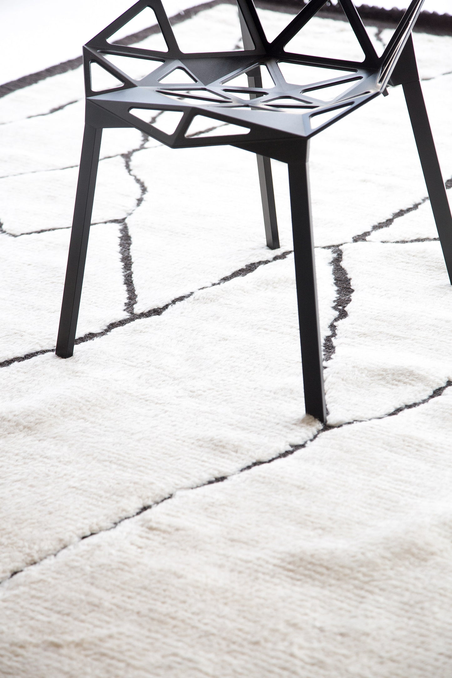 Modern Rug Image 6389 Mago, Atlas Collection