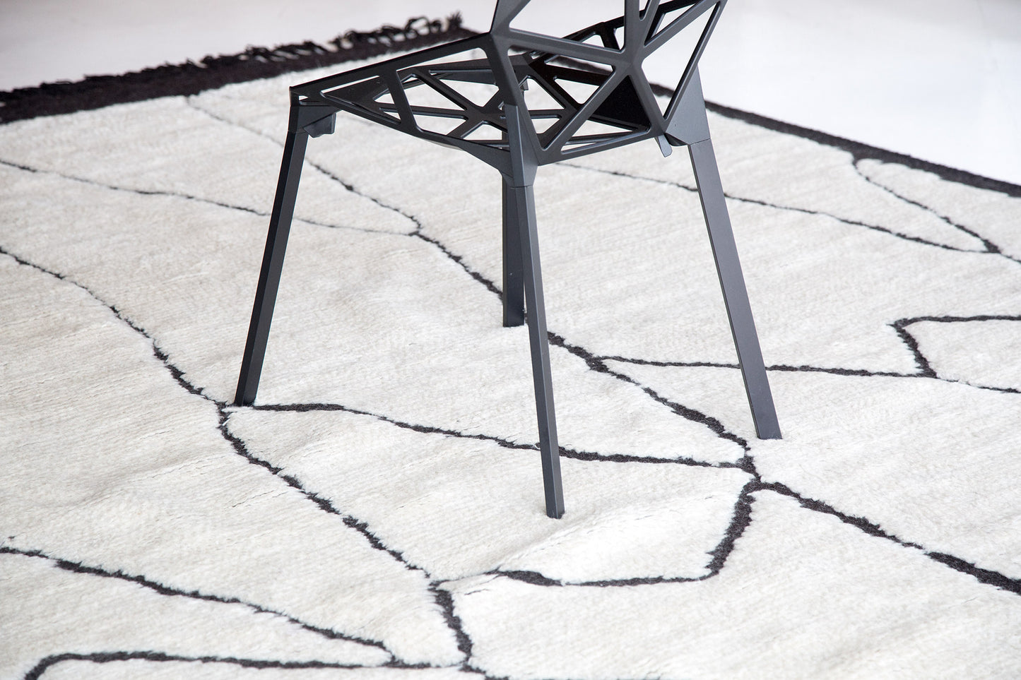 Modern Rug Image 6388 Mago, Atlas Collection