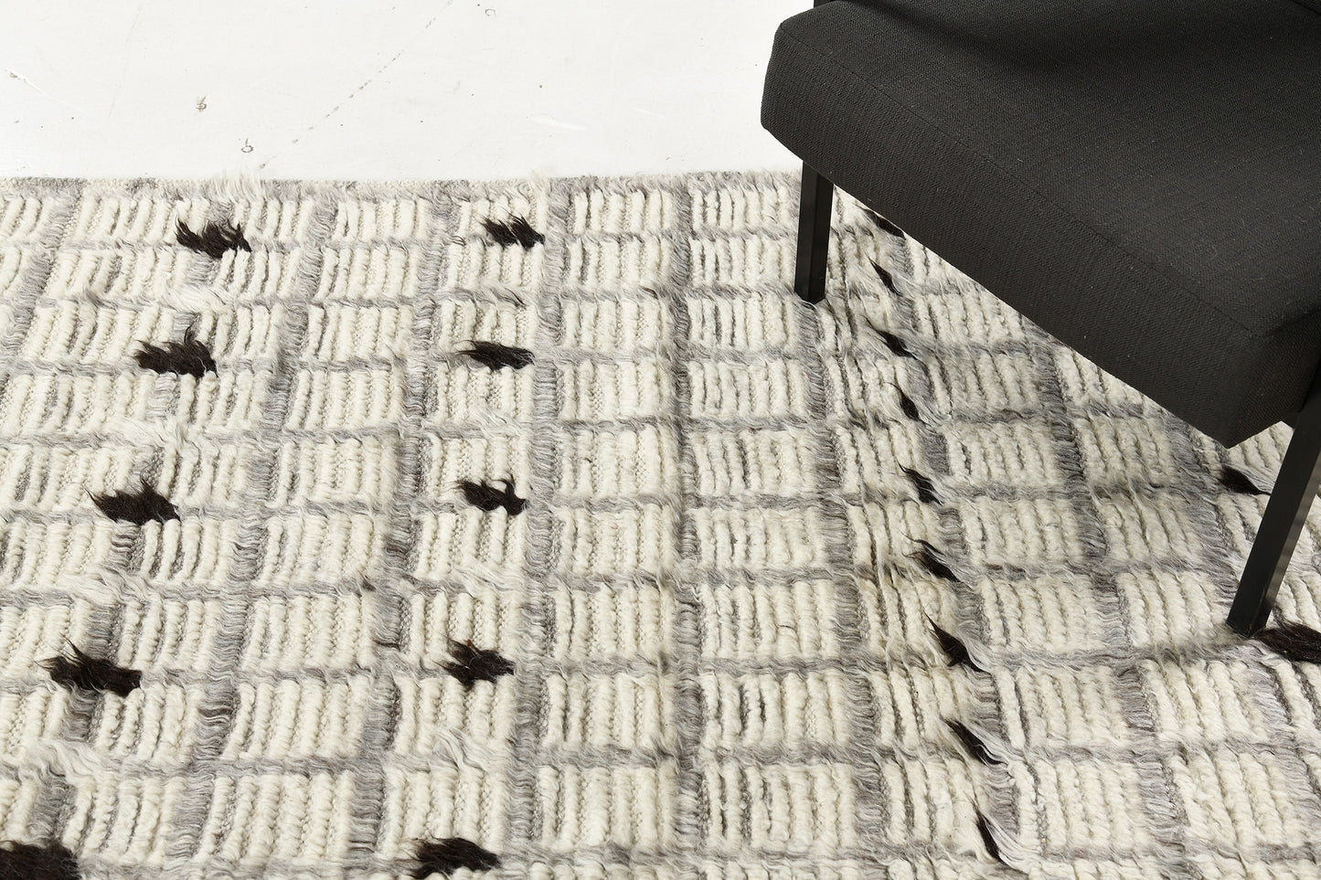 Modern Rug Image 883 Amihan, Sahara Collection