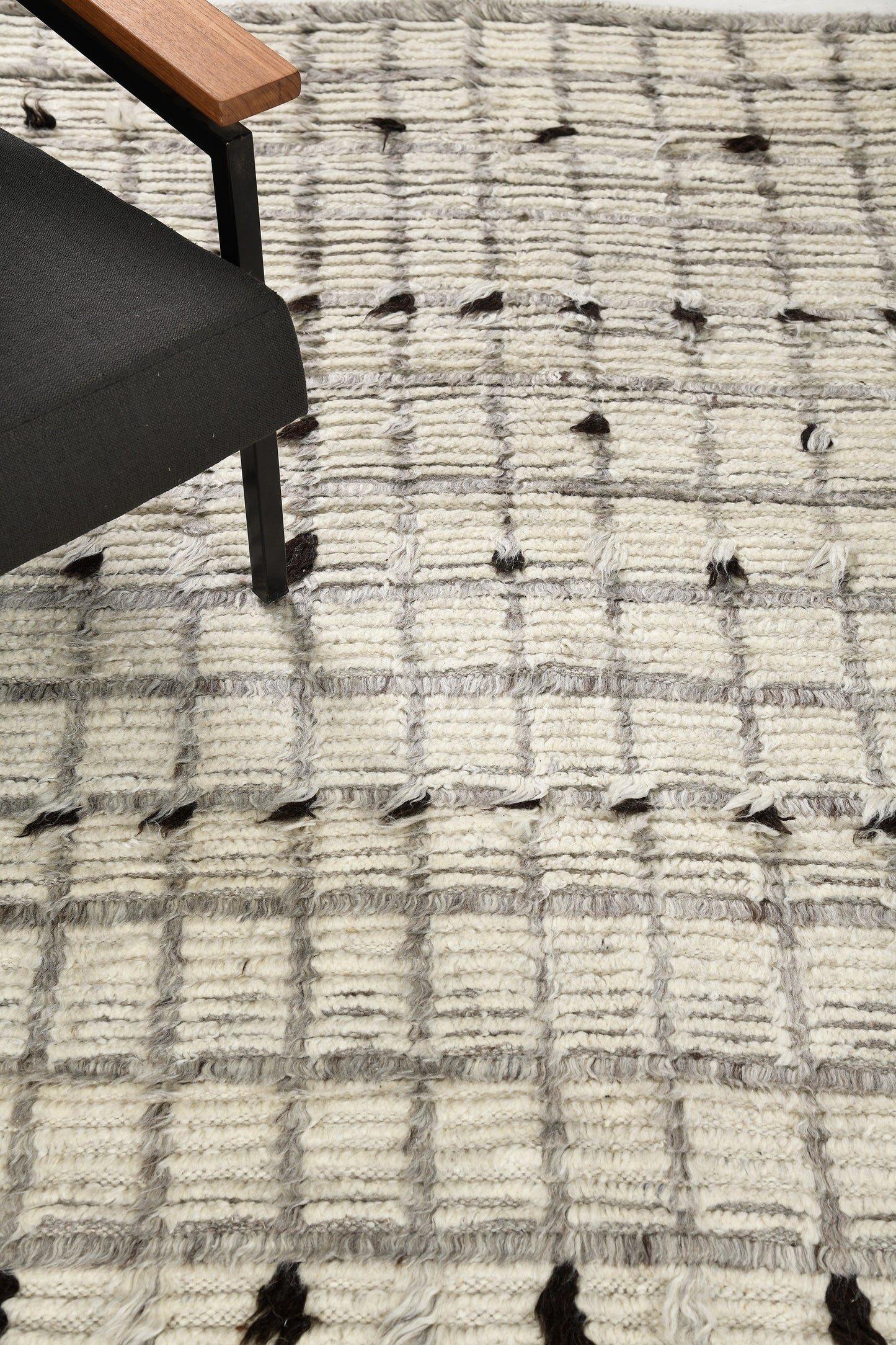 Modern Rug Image 884 Amihan, Sahara Collection