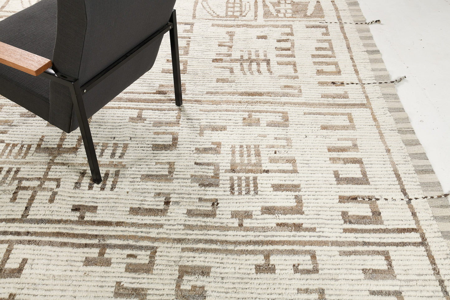 Modern Rug Image 2045 Blomstra, Kust Collection
