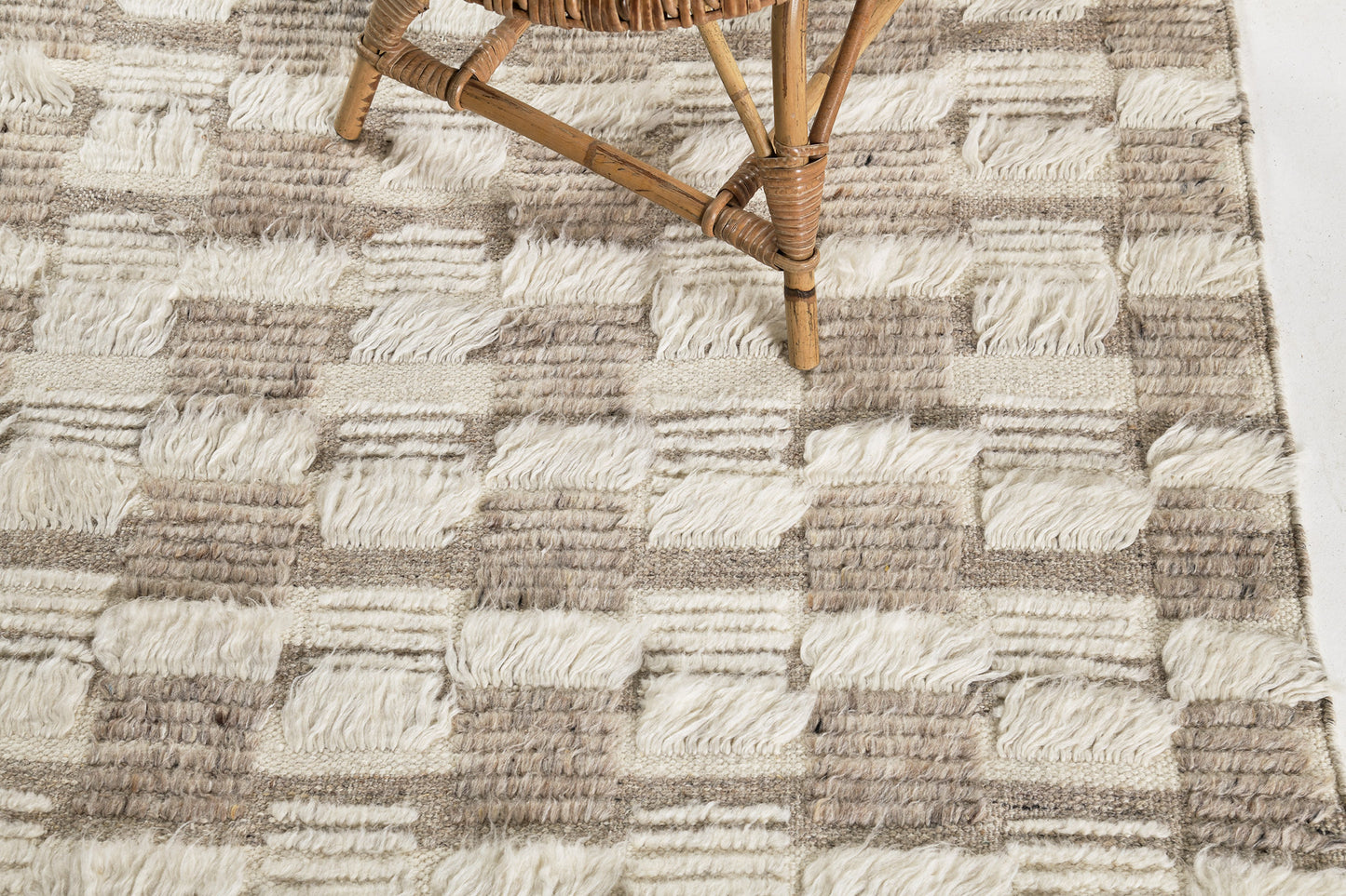 Modern Rug Image 605 Amia, Sahara Collection