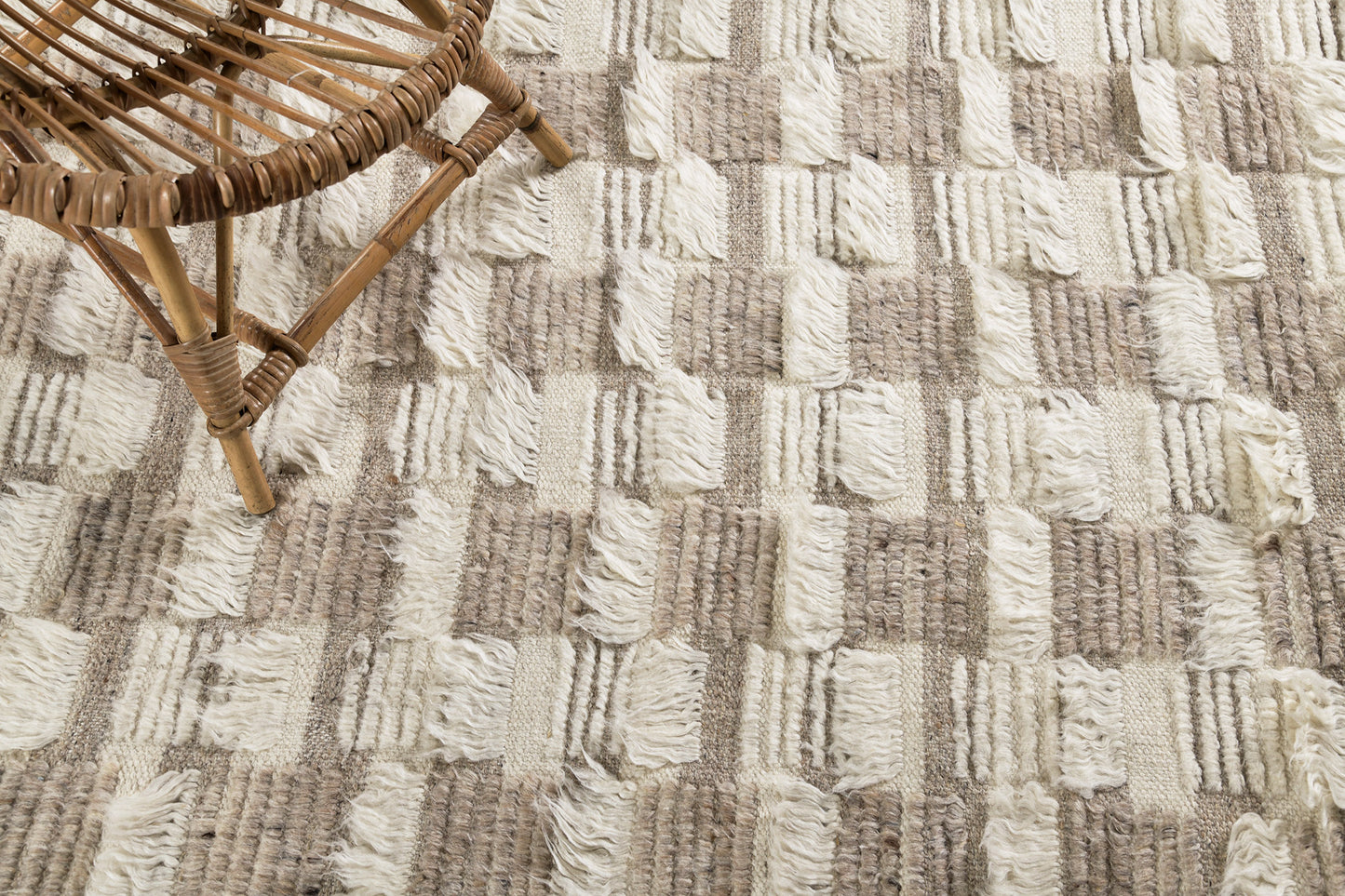 Modern Rug Image 604 Amia, Sahara Collection