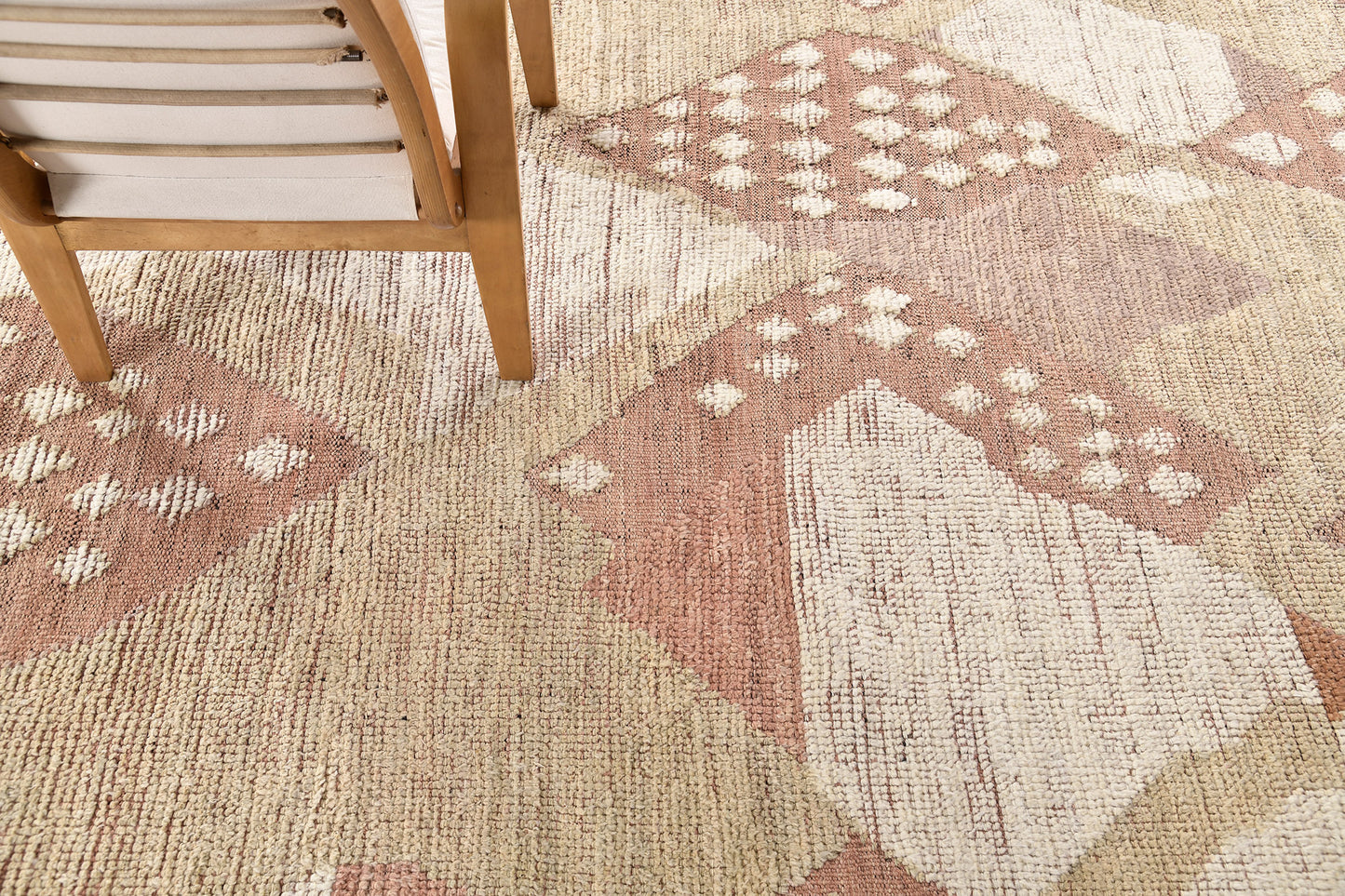 Modern Rug Image 9902 Seemorgh, Nomad Collection