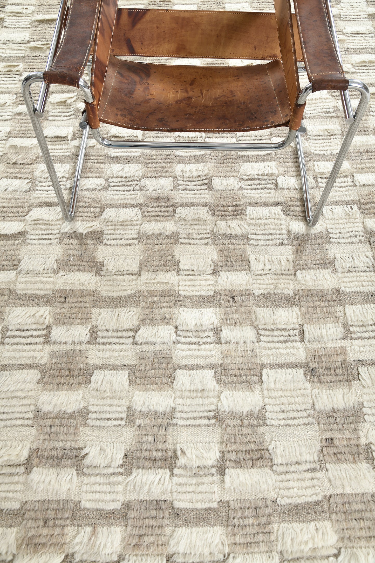 Modern Rug Image 3340 Amia, Sahara Collection