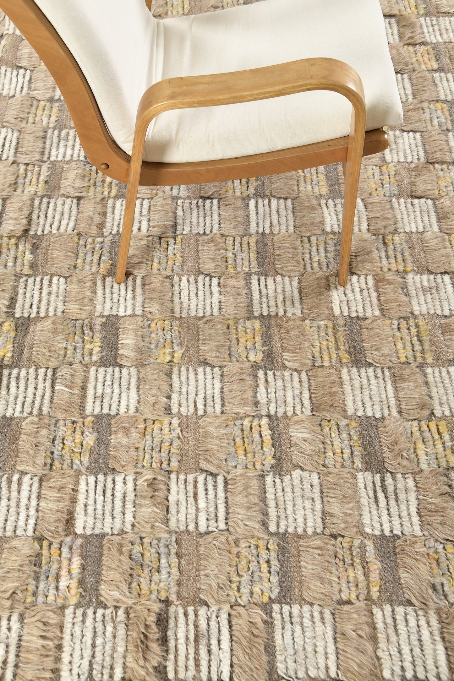 Modern Rug Image 3346 Amia, Sahara Collection