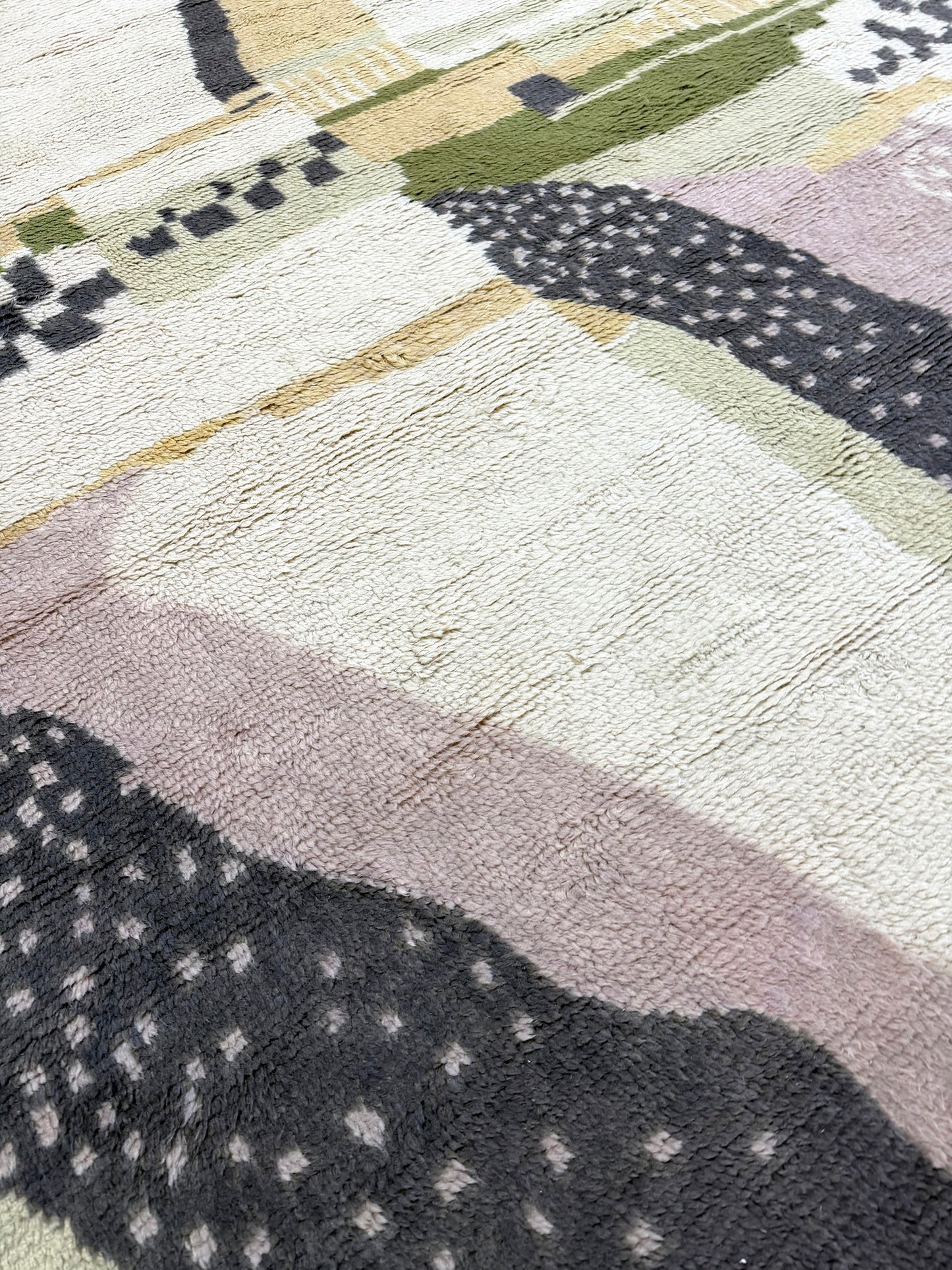 Anisah, Oasis Collection, Spring - close-up of weave texture and pile