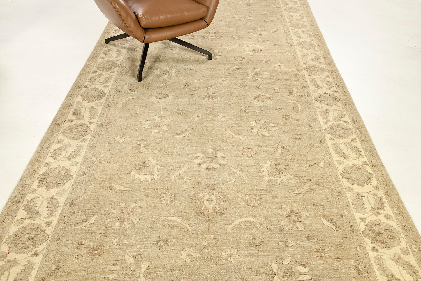 Vintage Style Sultanabad Design Rug