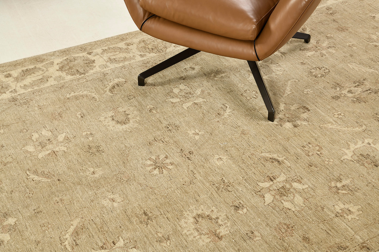 Vintage Style Sultanabad Design Rug