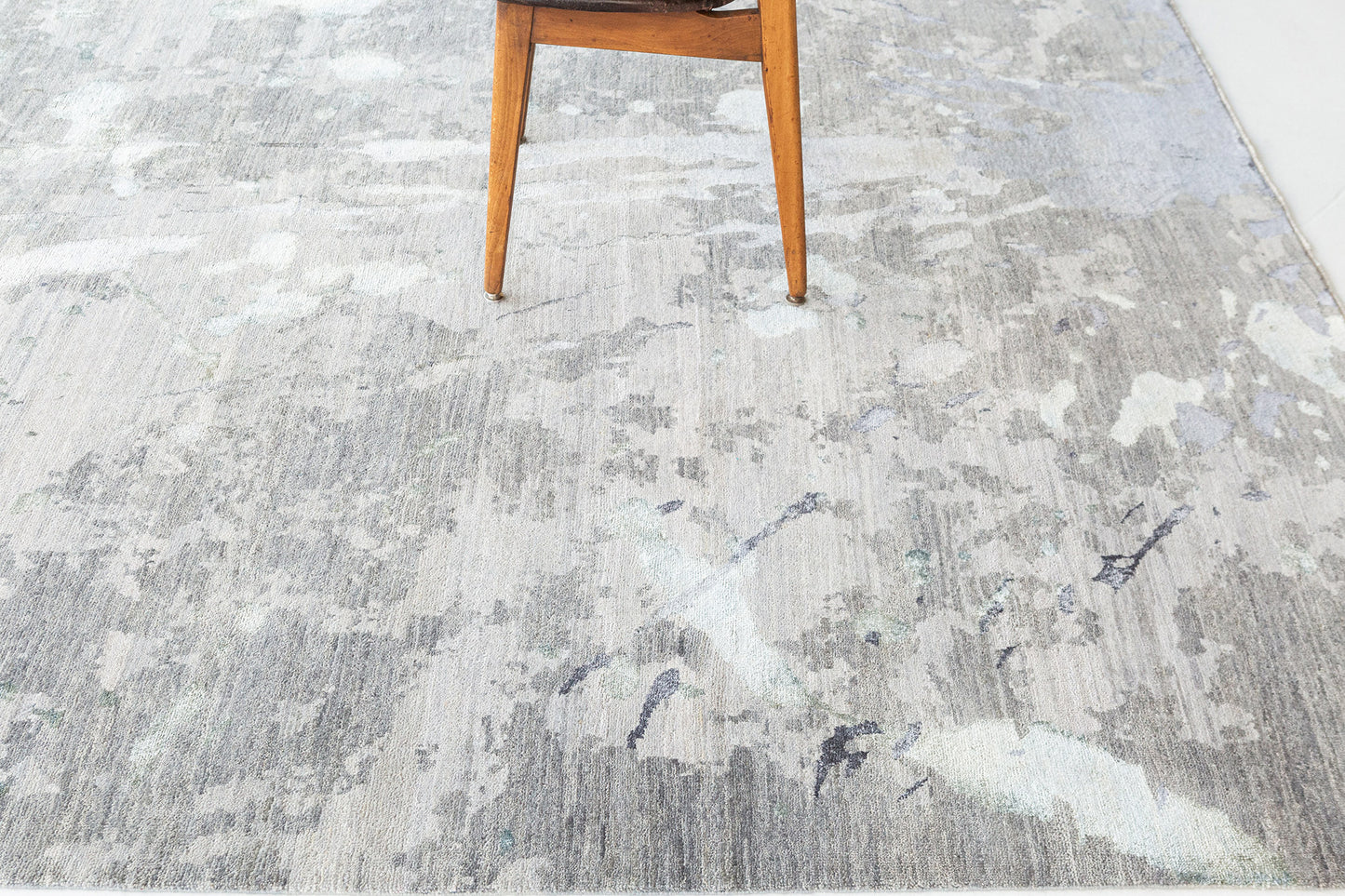 Modern Design Wool and Silk Rug Spruzzo