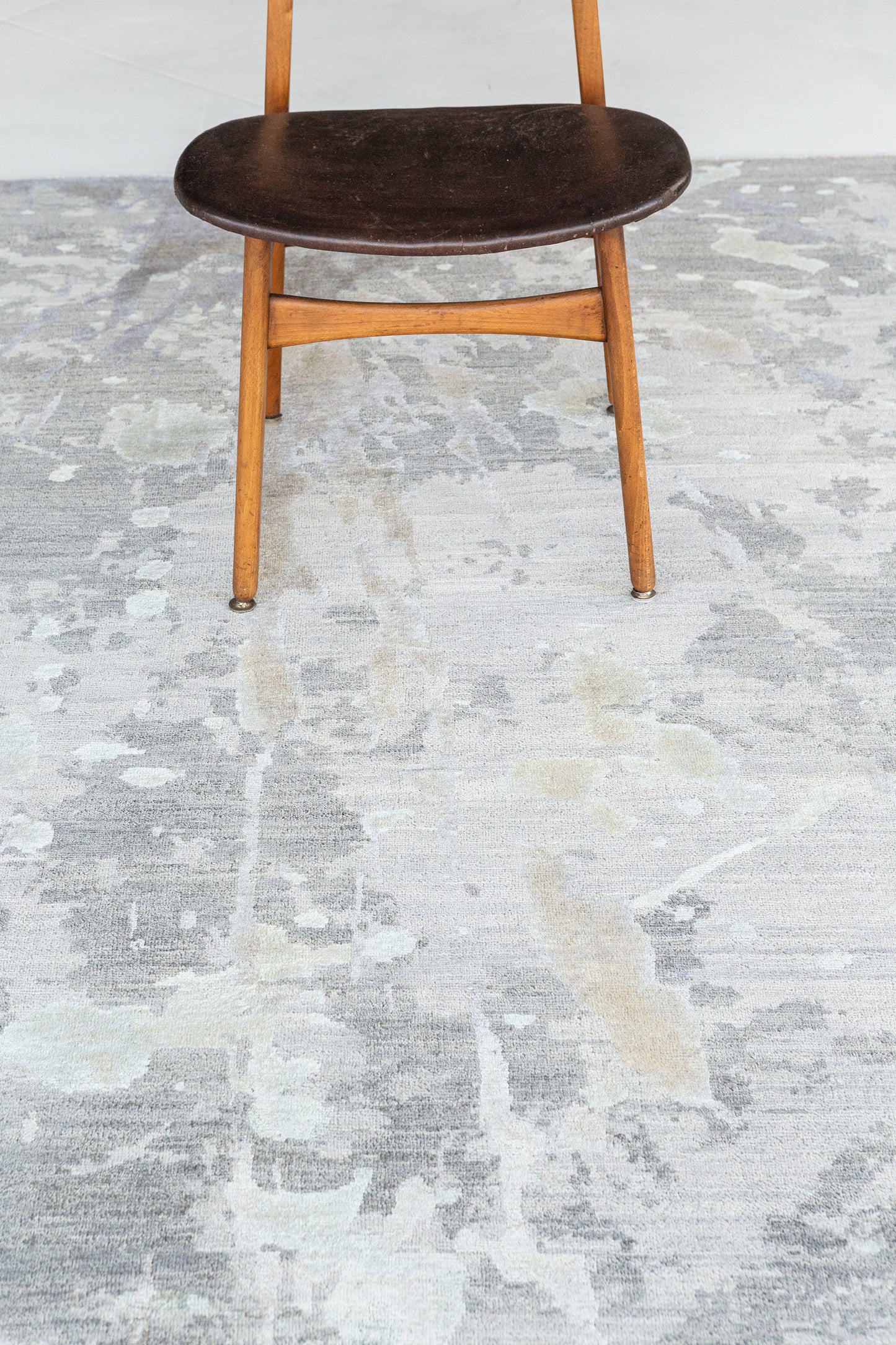 Modern Design Wool and Silk Rug Spruzzo