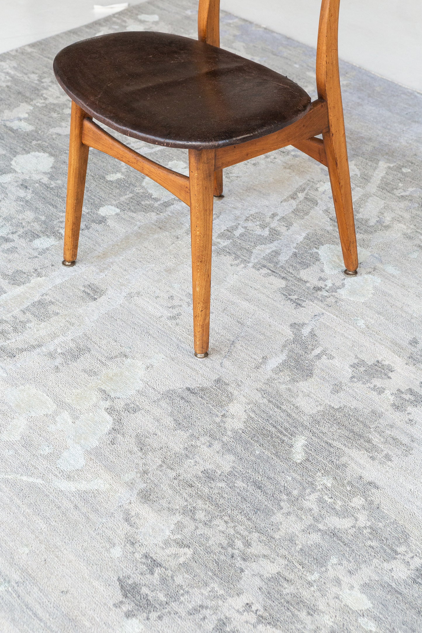 Modern Design Wool and Silk Rug Spruzzo