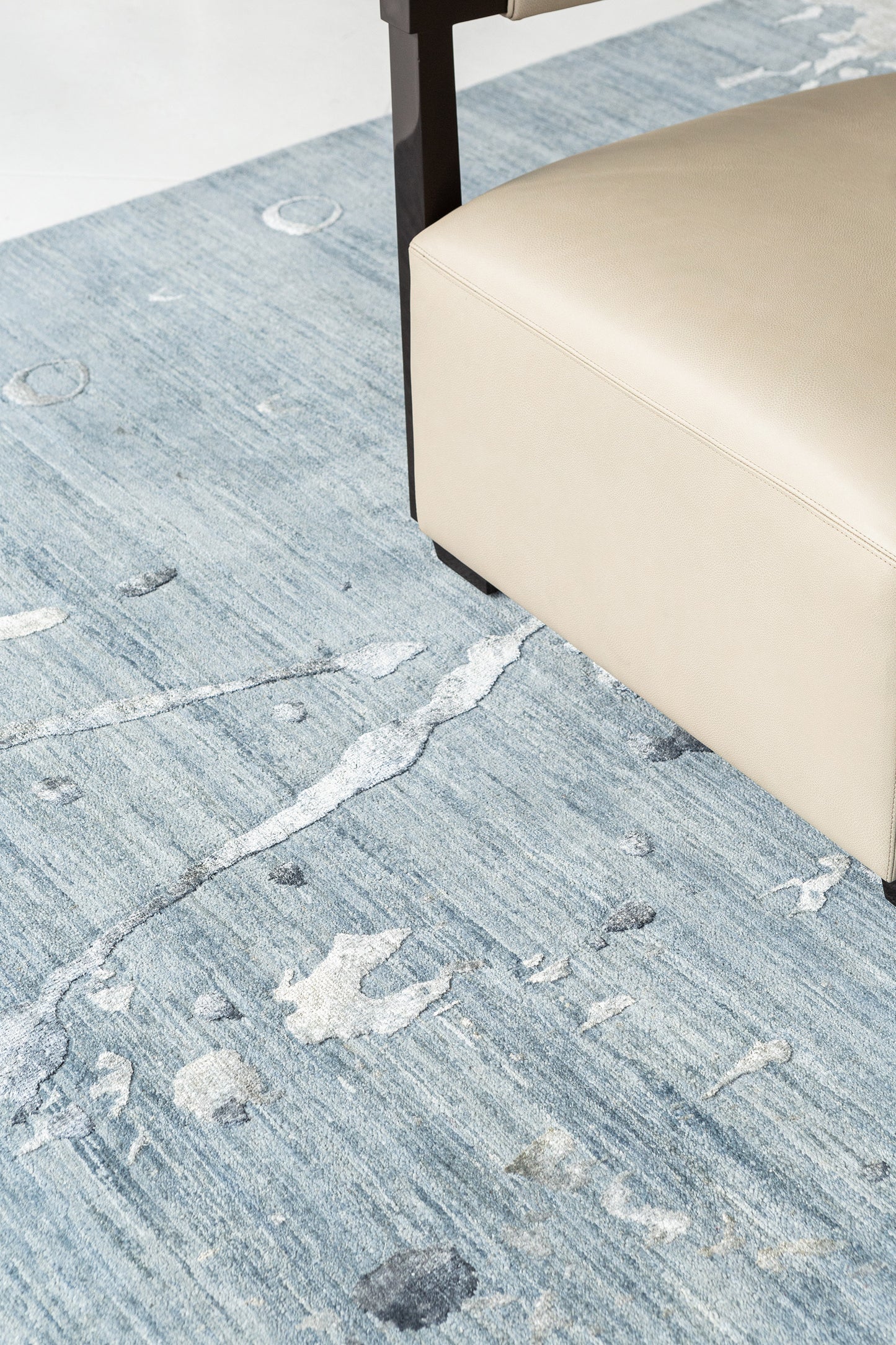Modern Design Wool and Silk Rug Spruzzo