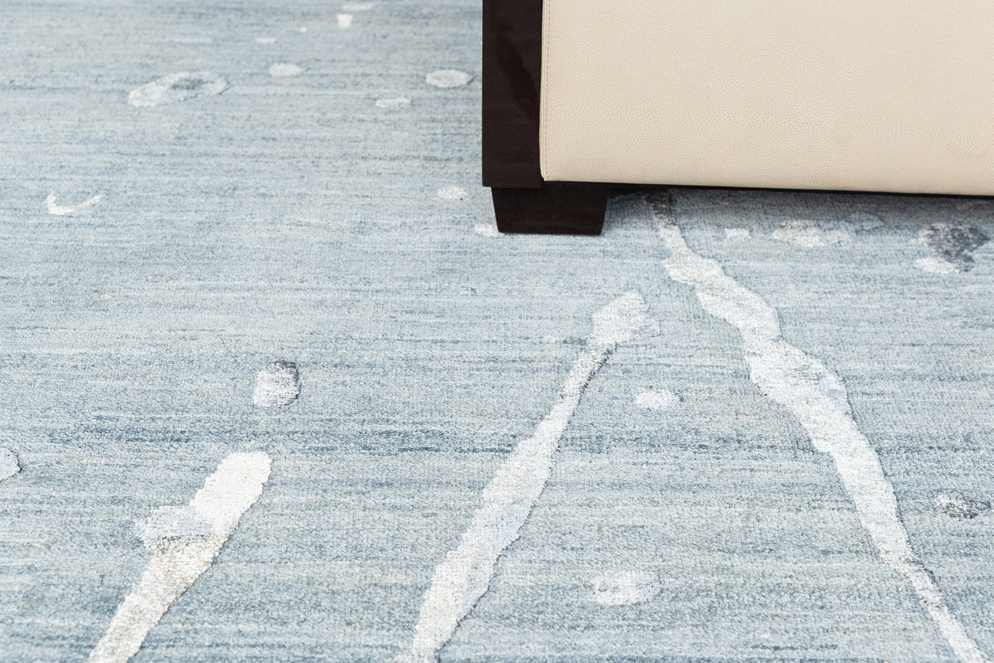 Modern Design Wool and Silk Rug Spruzzo