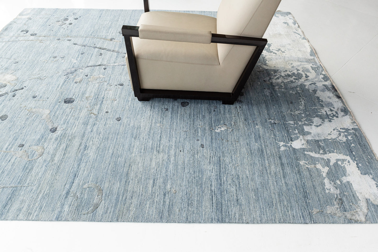 Modern Design Wool and Silk Rug Spruzzo