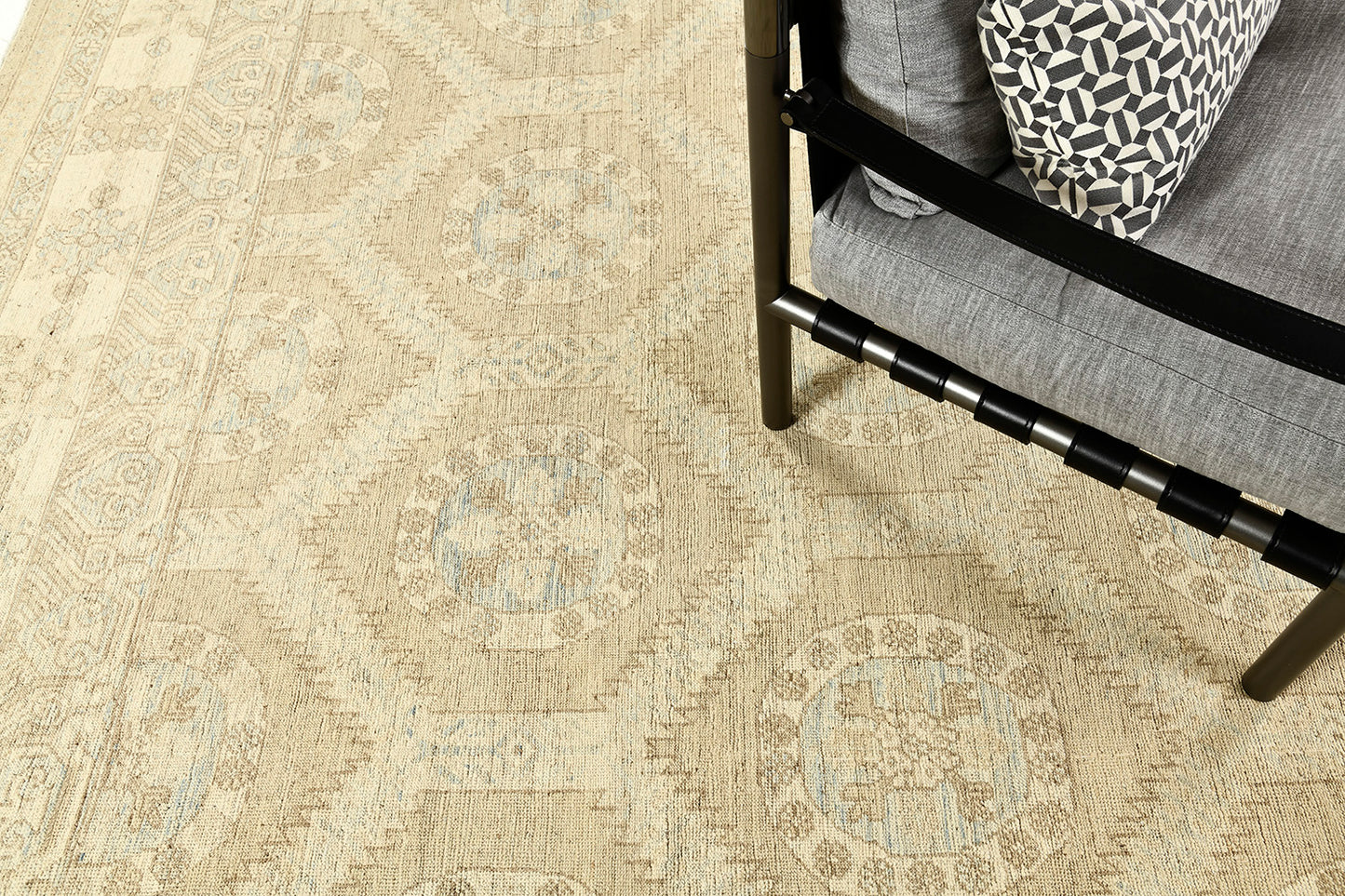 Vintage Style Arts and Crafts Design Rug