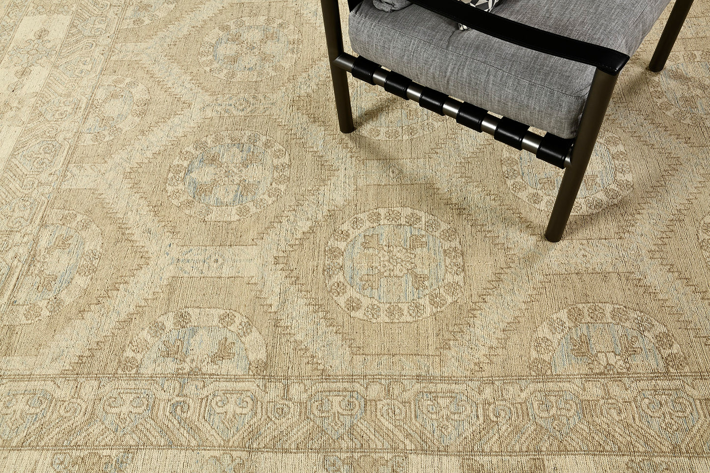 Vintage Style Arts and Crafts Design Rug