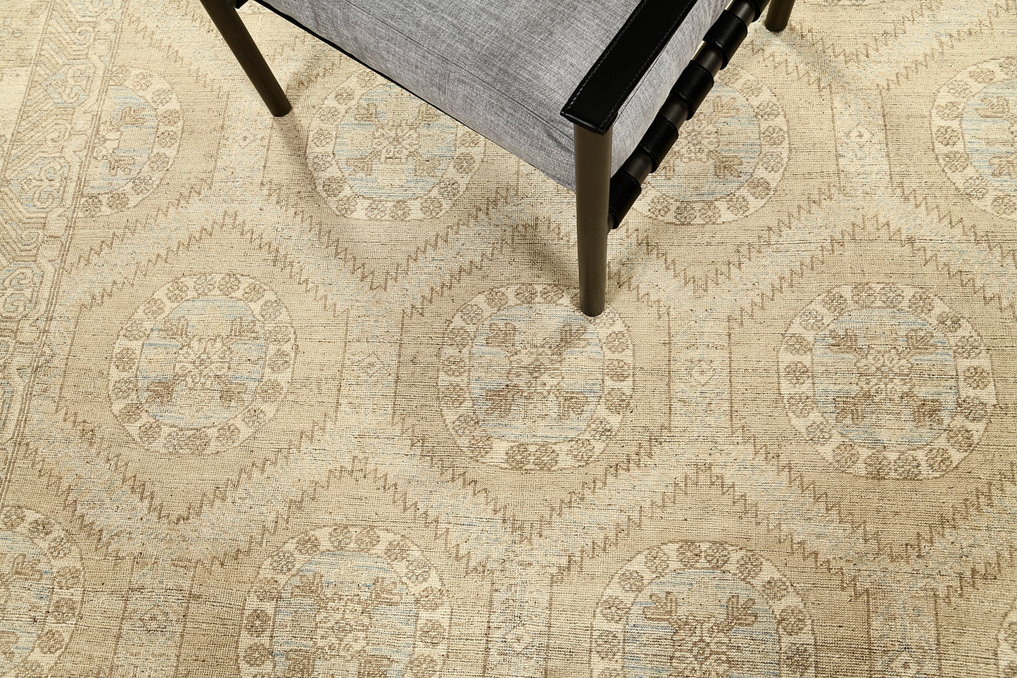 Vintage Style Arts and Crafts Design Rug