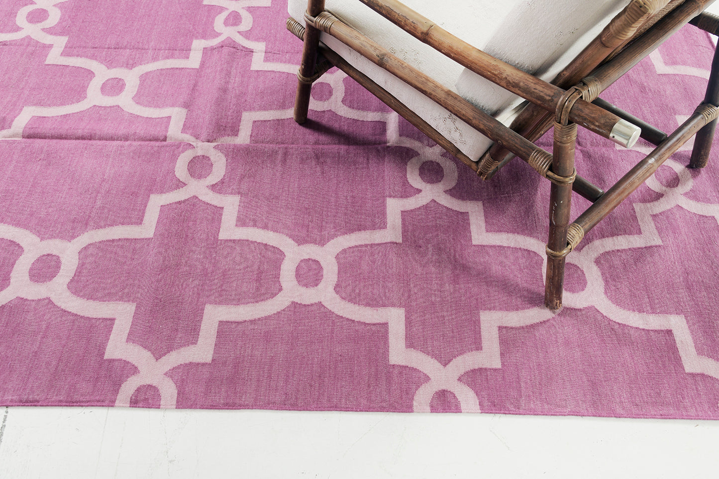 Contemporary Flat-Weave Rug Cielo Collection Hojas Fuchsine