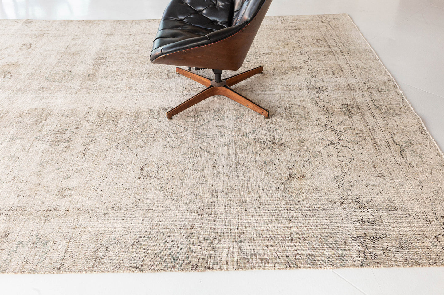 Persian Rug 3133 Vintage Distressed Persian Tabriz 25967