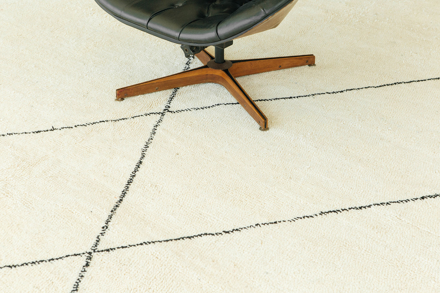 Modern Rug Image 8071 Moroccan Middle Atlas Tribe Berber Rug