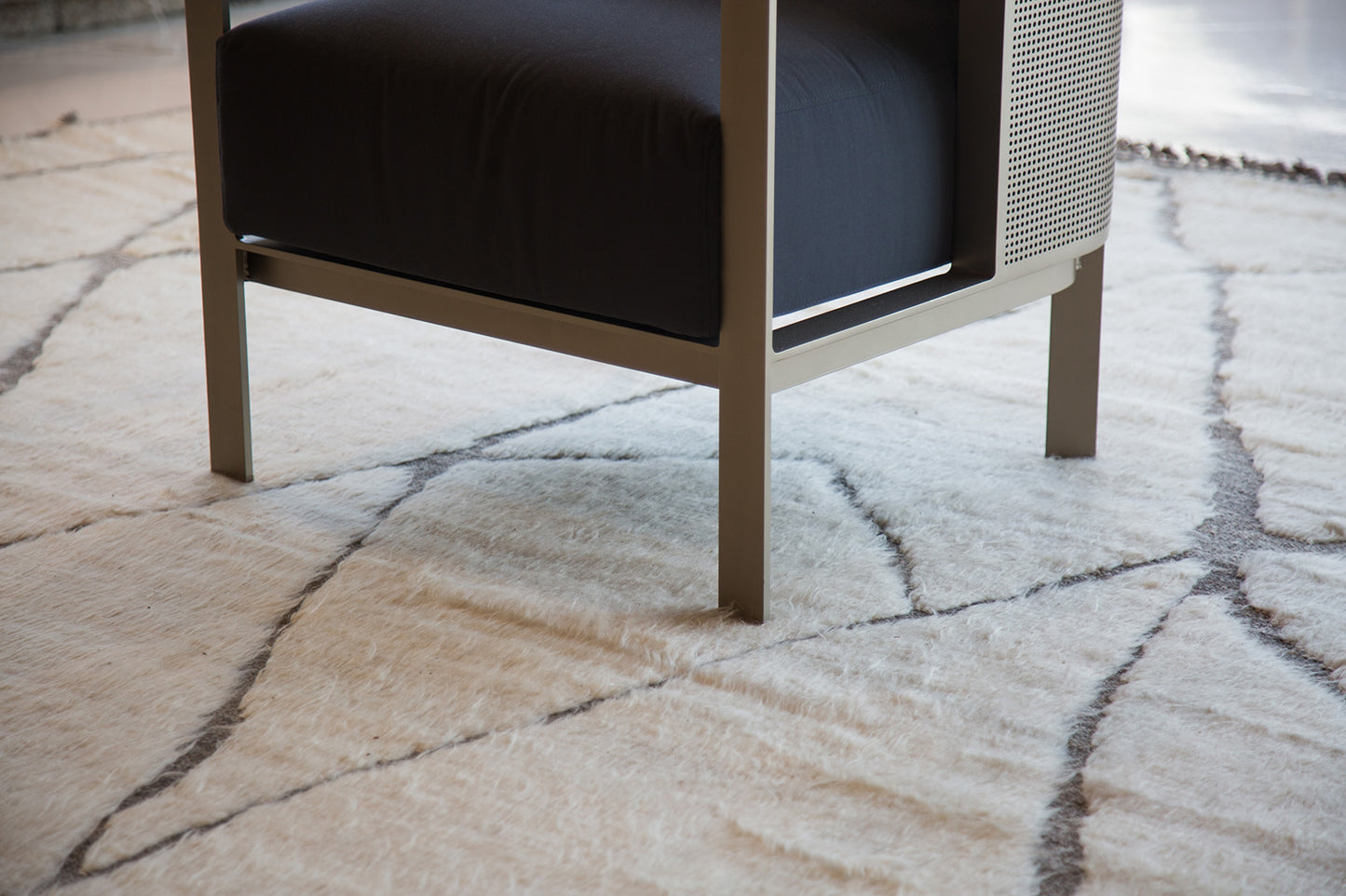 Modern Rug Image 6373 Mago, Atlas Collection