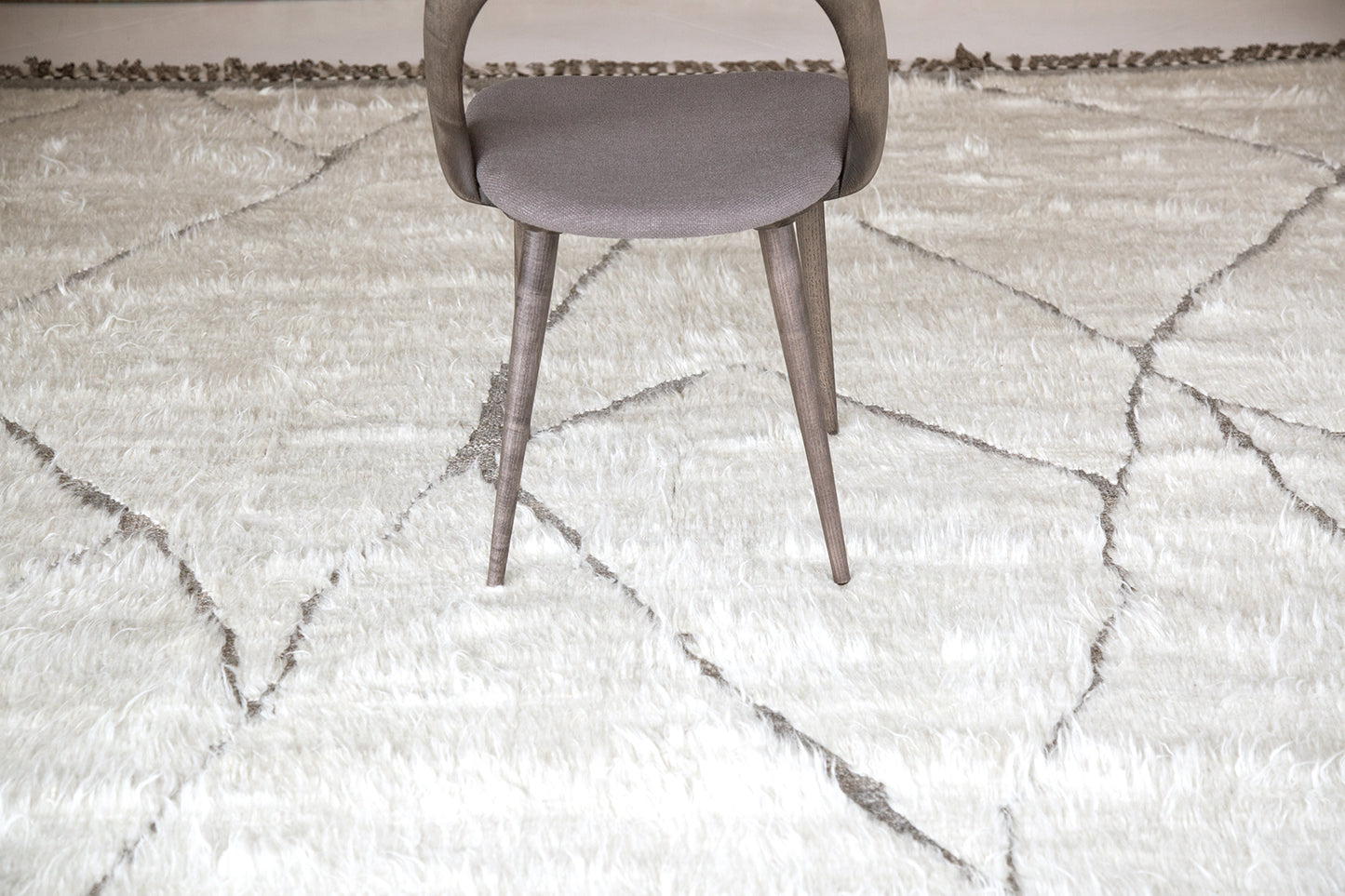 Modern Rug Image 6379 Mago, Atlas Collection