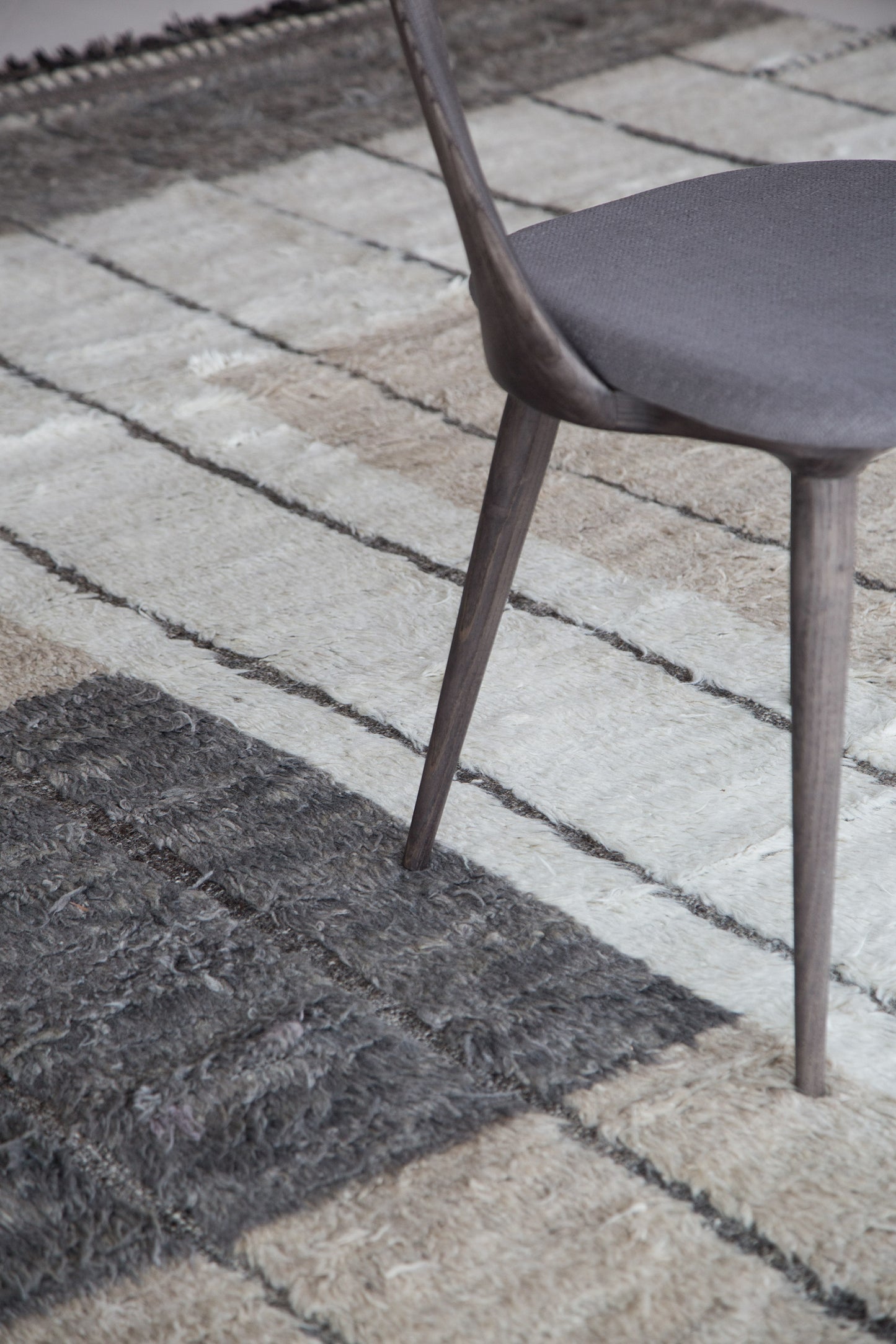 Modern Rug Image 5933 Khazri, Haute Bohemian