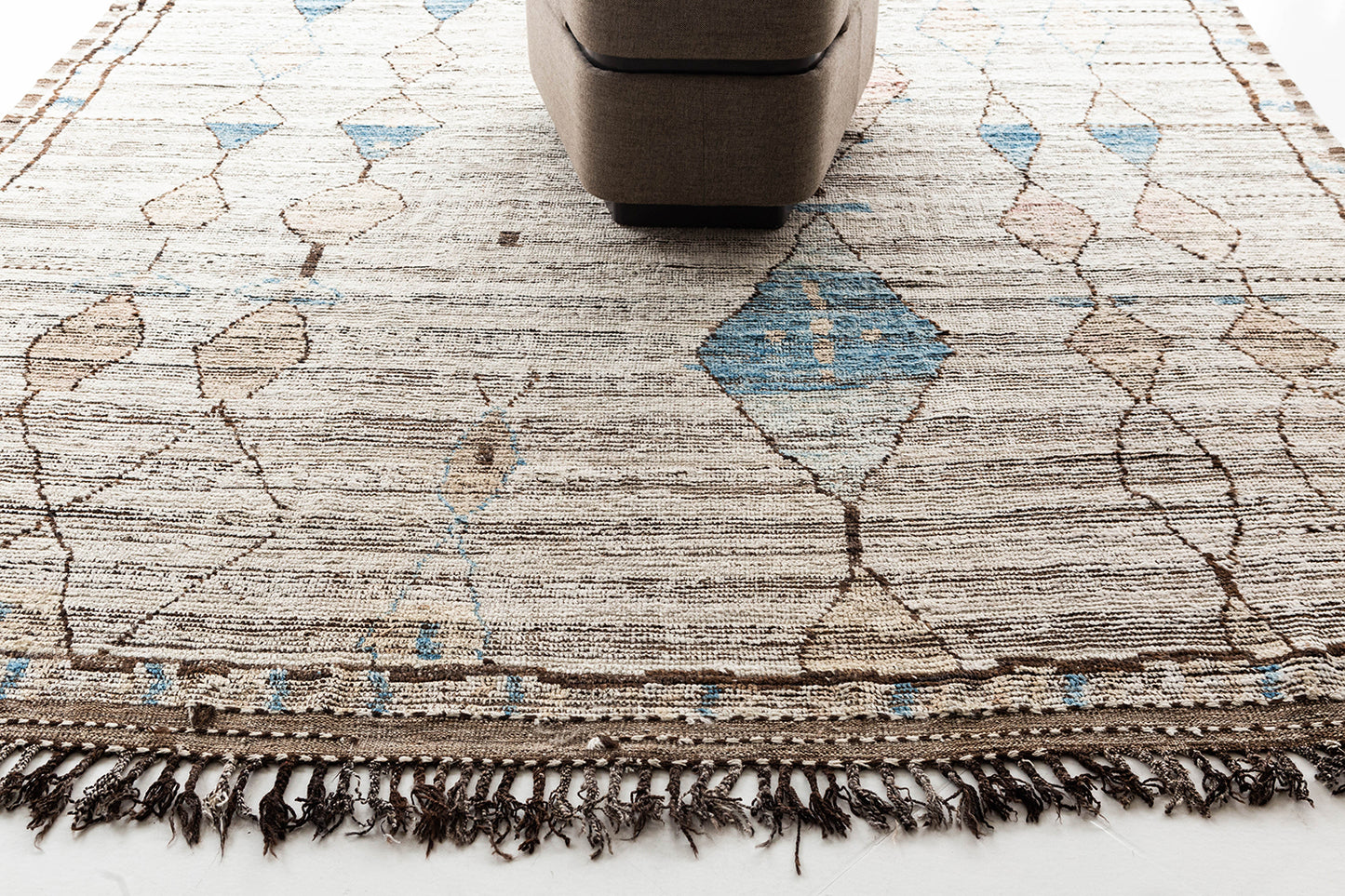Modern Rug Image 5545 Izil, Atlas Collection, Seasons