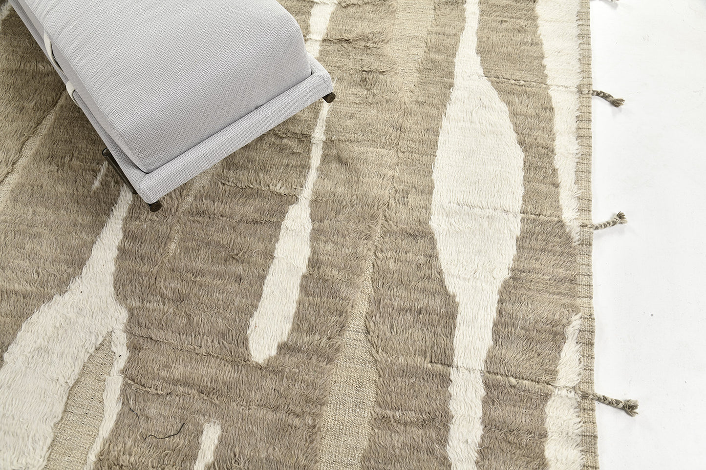 Modern Rug Image 4560 Garrigue, Haute Bohemian