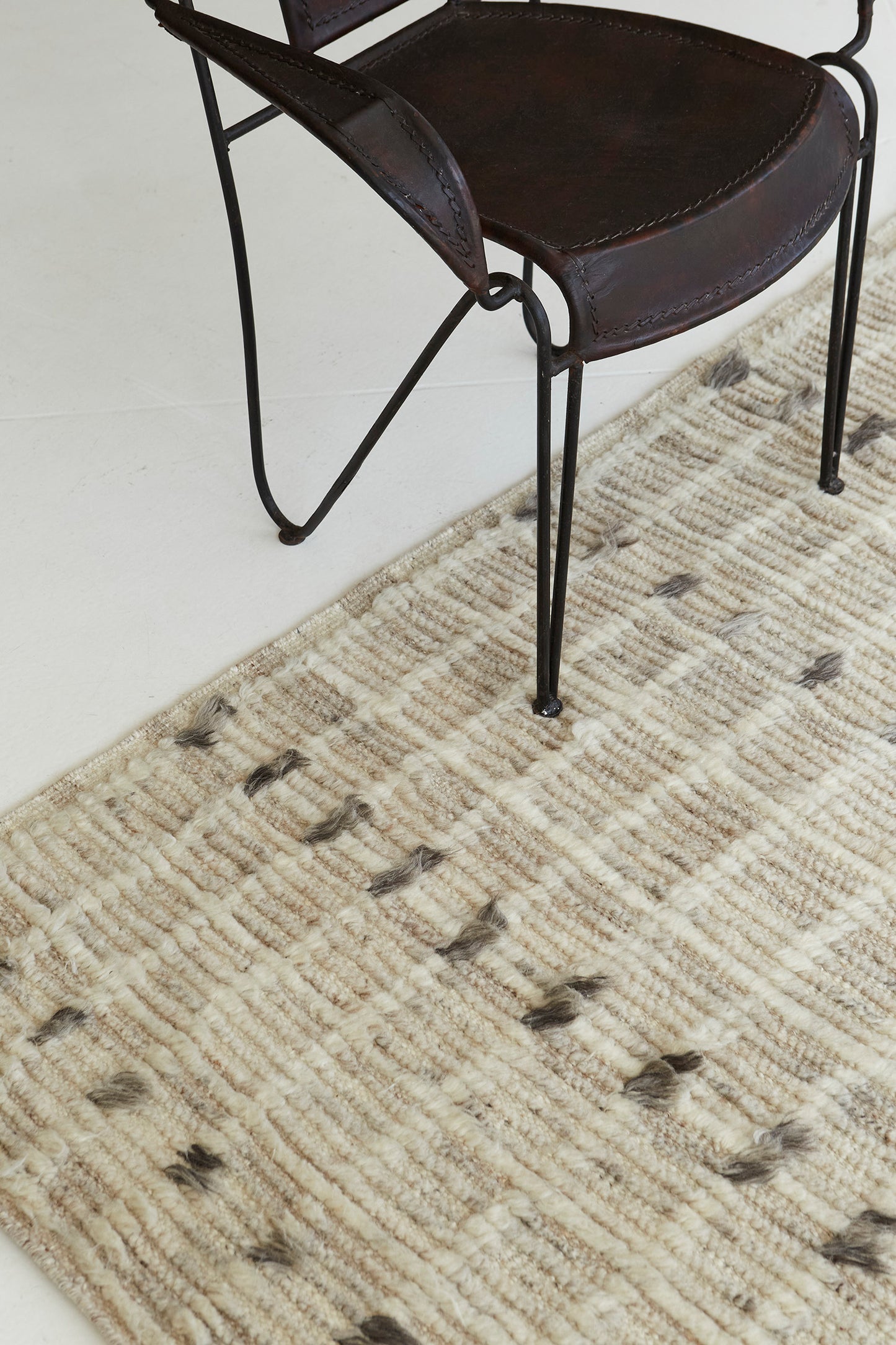 Modern Rug Image 739 Amihan, Sahara Collection 29286
