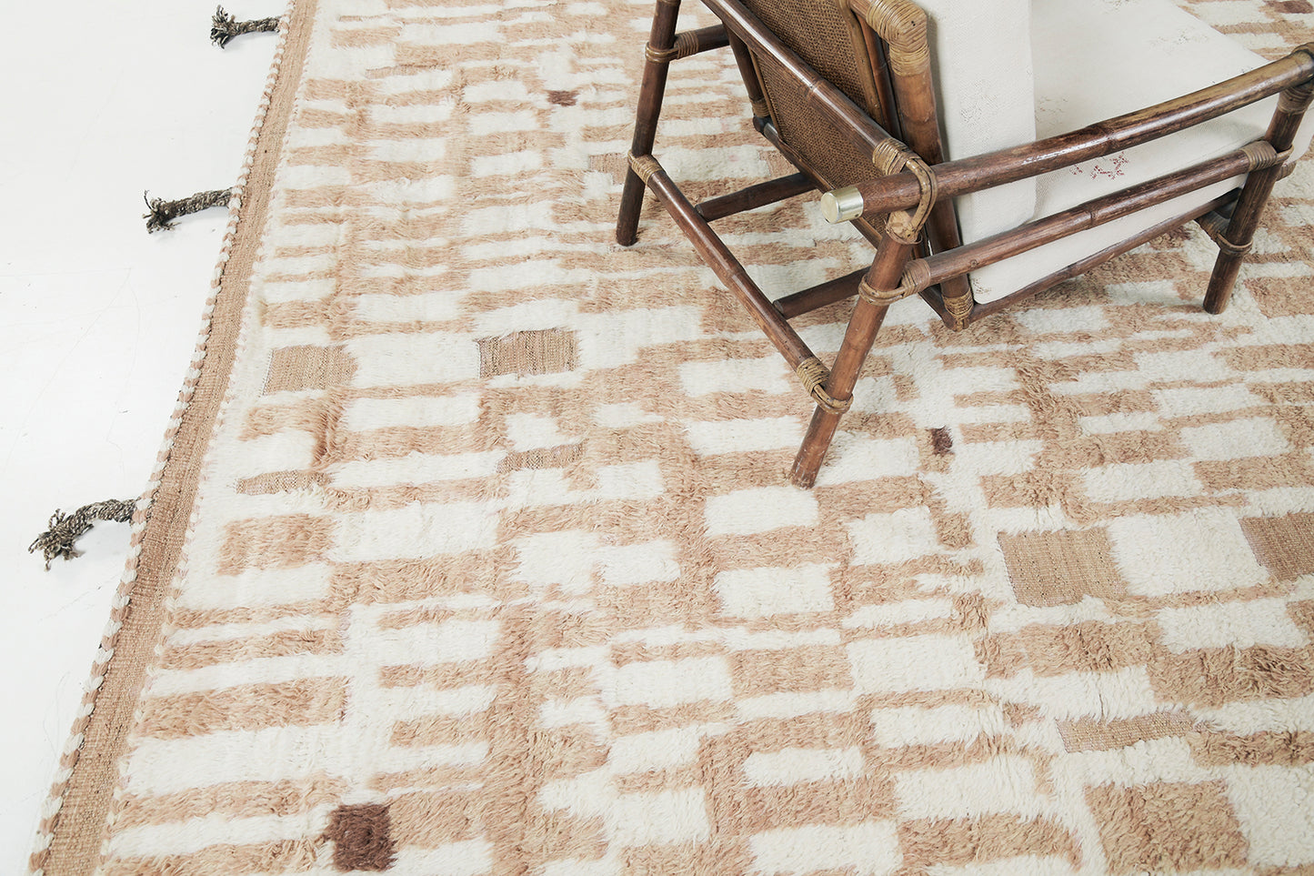 Modern Rug Image 5526 Izem, Atlas Collection