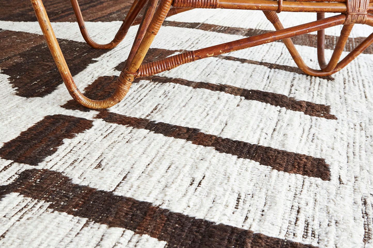 Modern Rug Image 13808 Wadu, Atlas Collection, Seasons