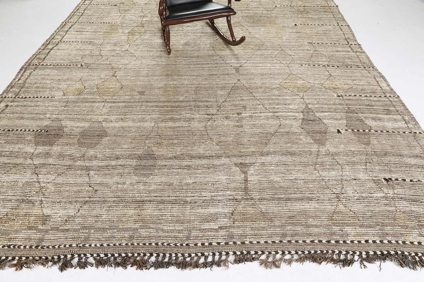 Modern Rug Image 5540 Izil, Atlas Collection, Seasons
