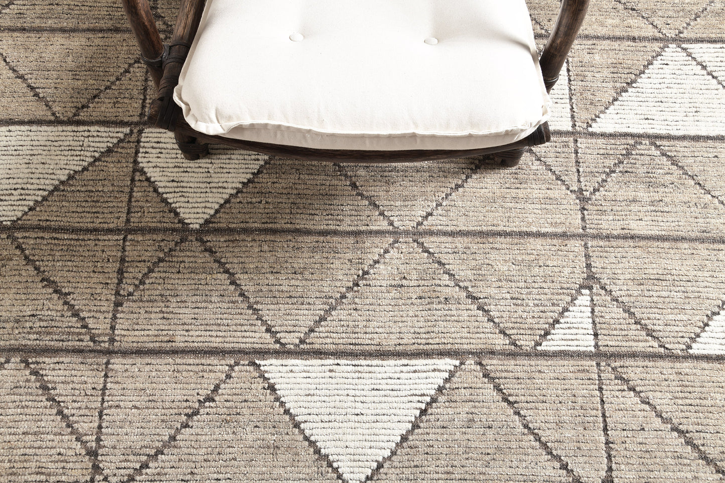 Modern Rug Image 9225 Pinotage, Estancia Collection