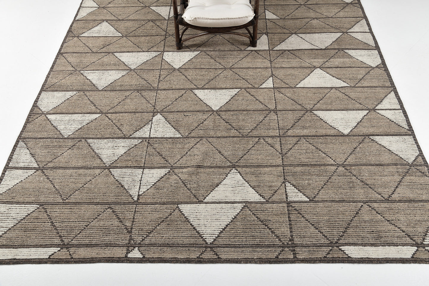 Modern Rug Image 9226 Pinotage, Estancia Collection