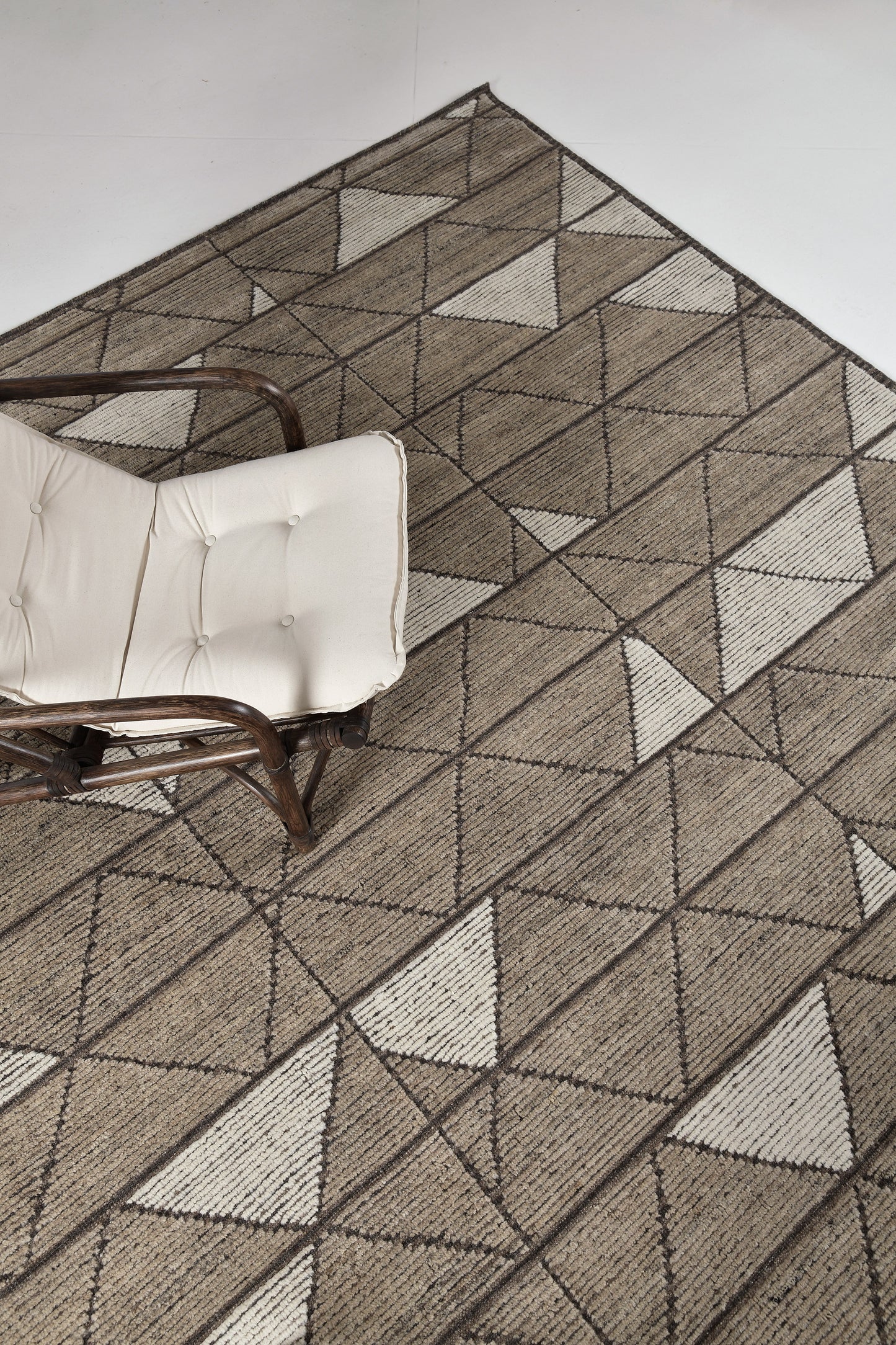 Modern Rug Image 9227 Pinotage, Estancia Collection