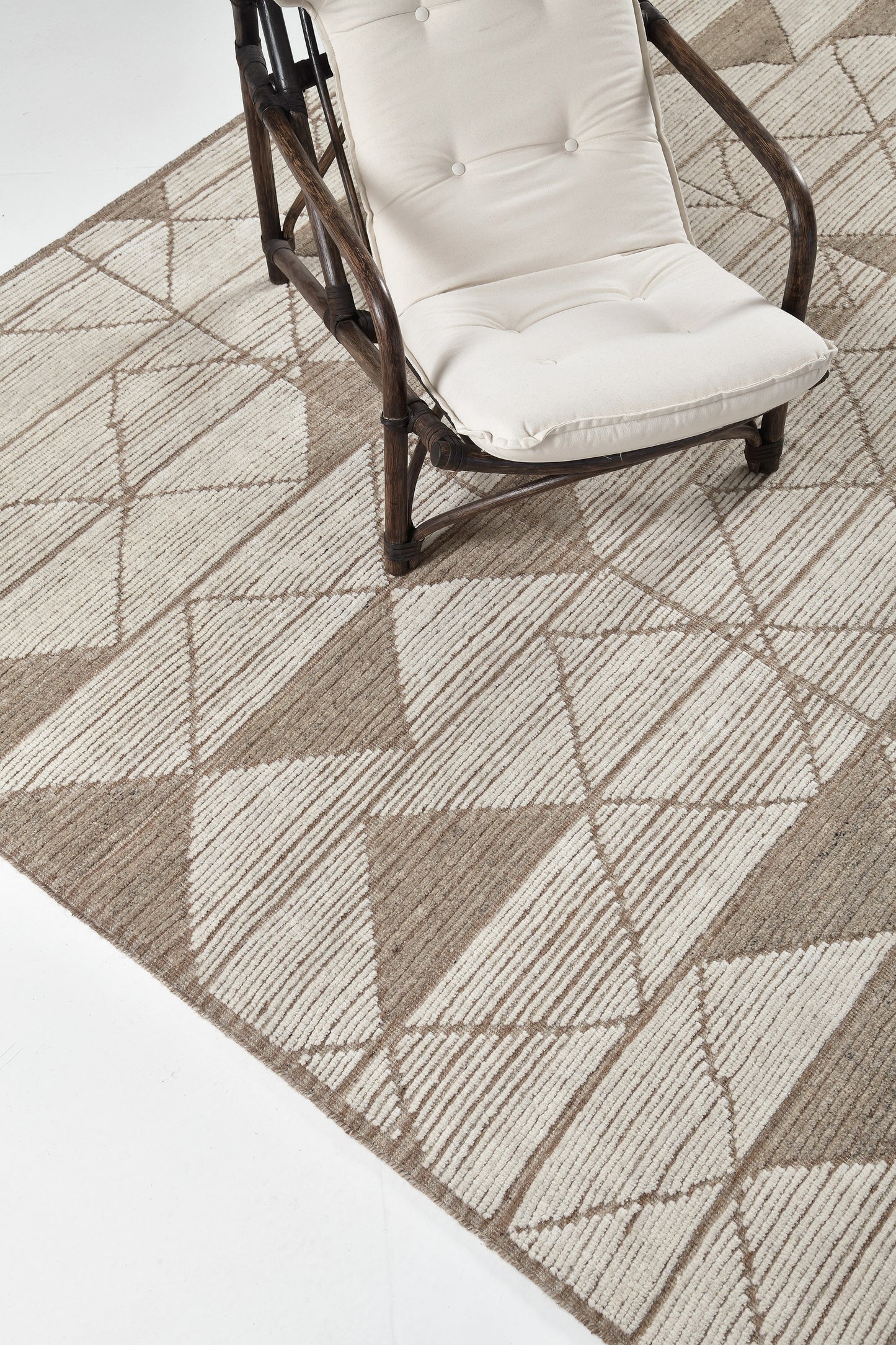 Modern Rug Image 9237 Pinotage, Estancia Collection