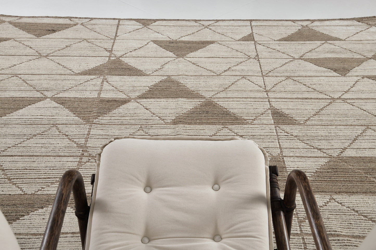 Modern Rug Image 9236 Pinotage, Estancia Collection
