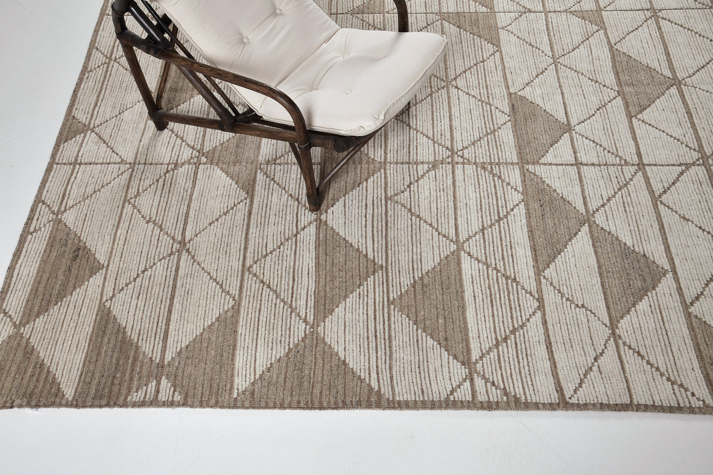 Modern Rug Image 9235 Pinotage, Estancia Collection