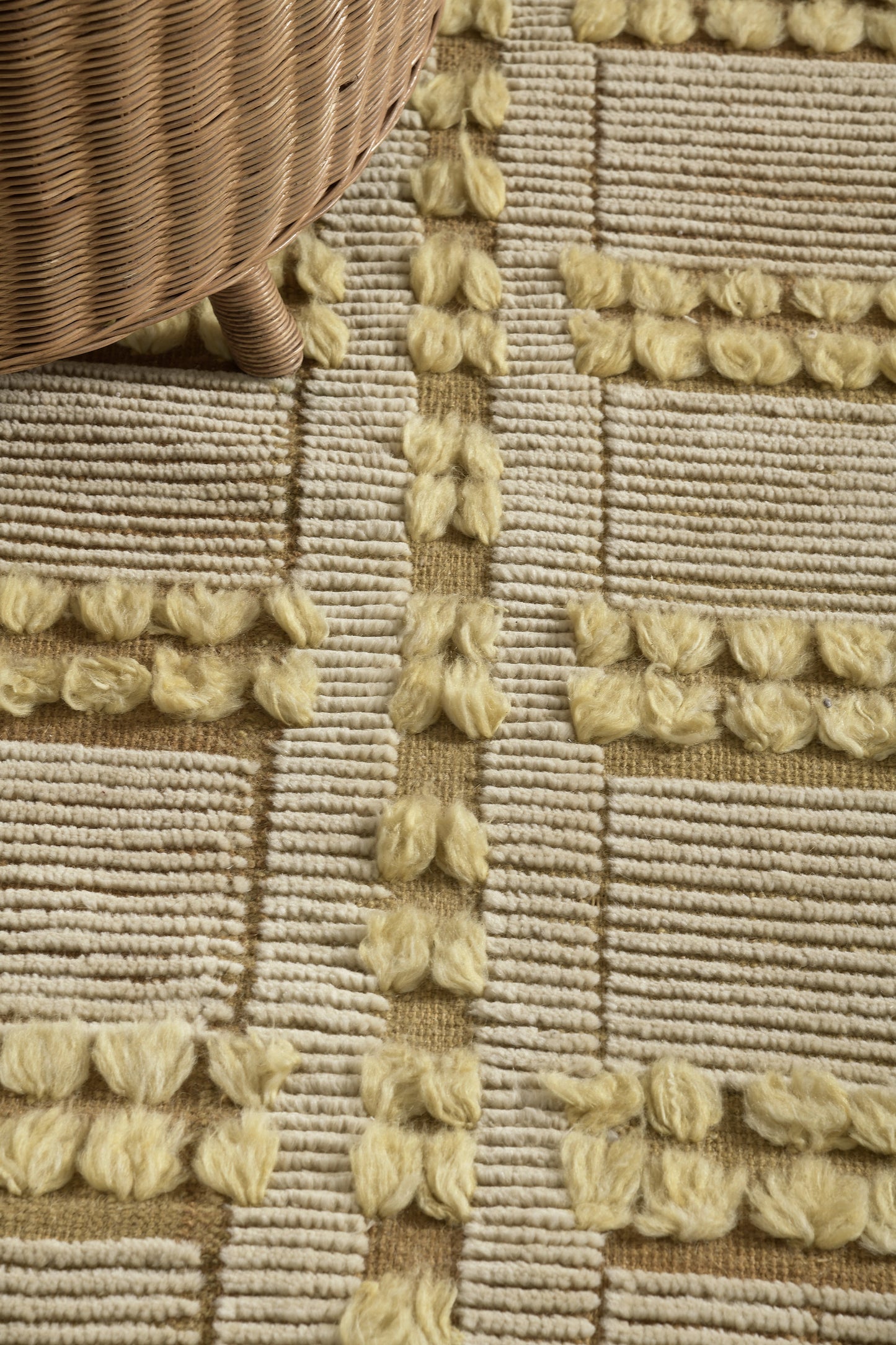 Modern Rug Image 2615 Colombard, Estancia Collection
