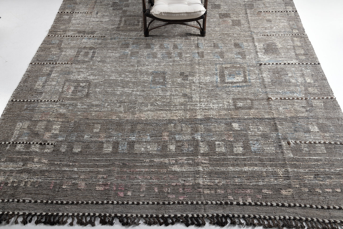 Modern Rug Image 11519 Tasekkurt, Atlas Collection, Seasons