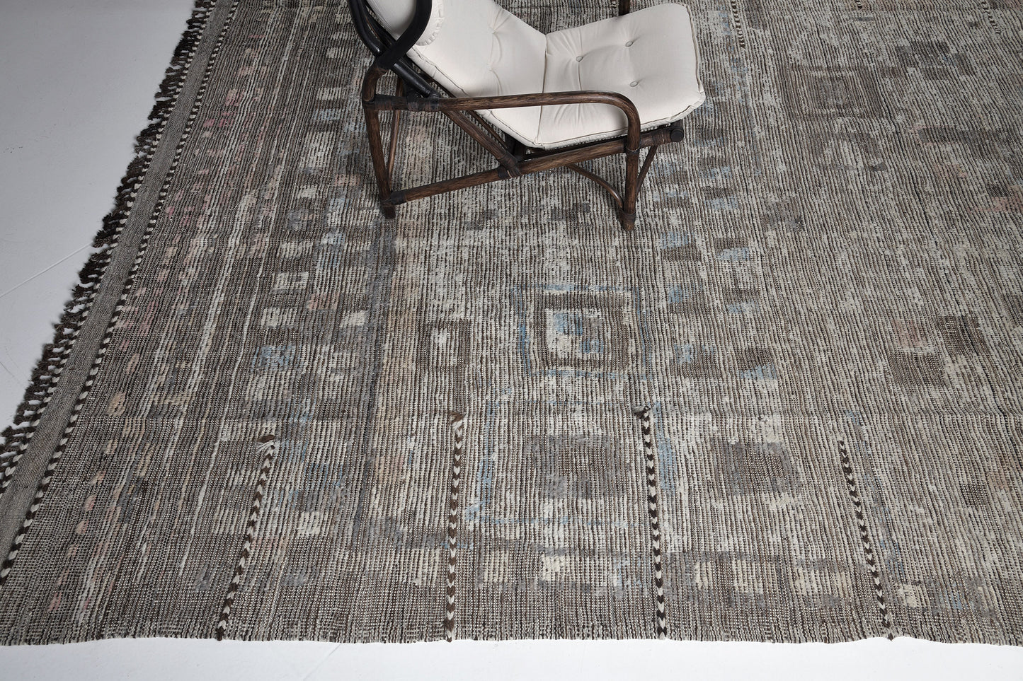 Modern Rug Image 11520 Tasekkurt, Atlas Collection, Seasons