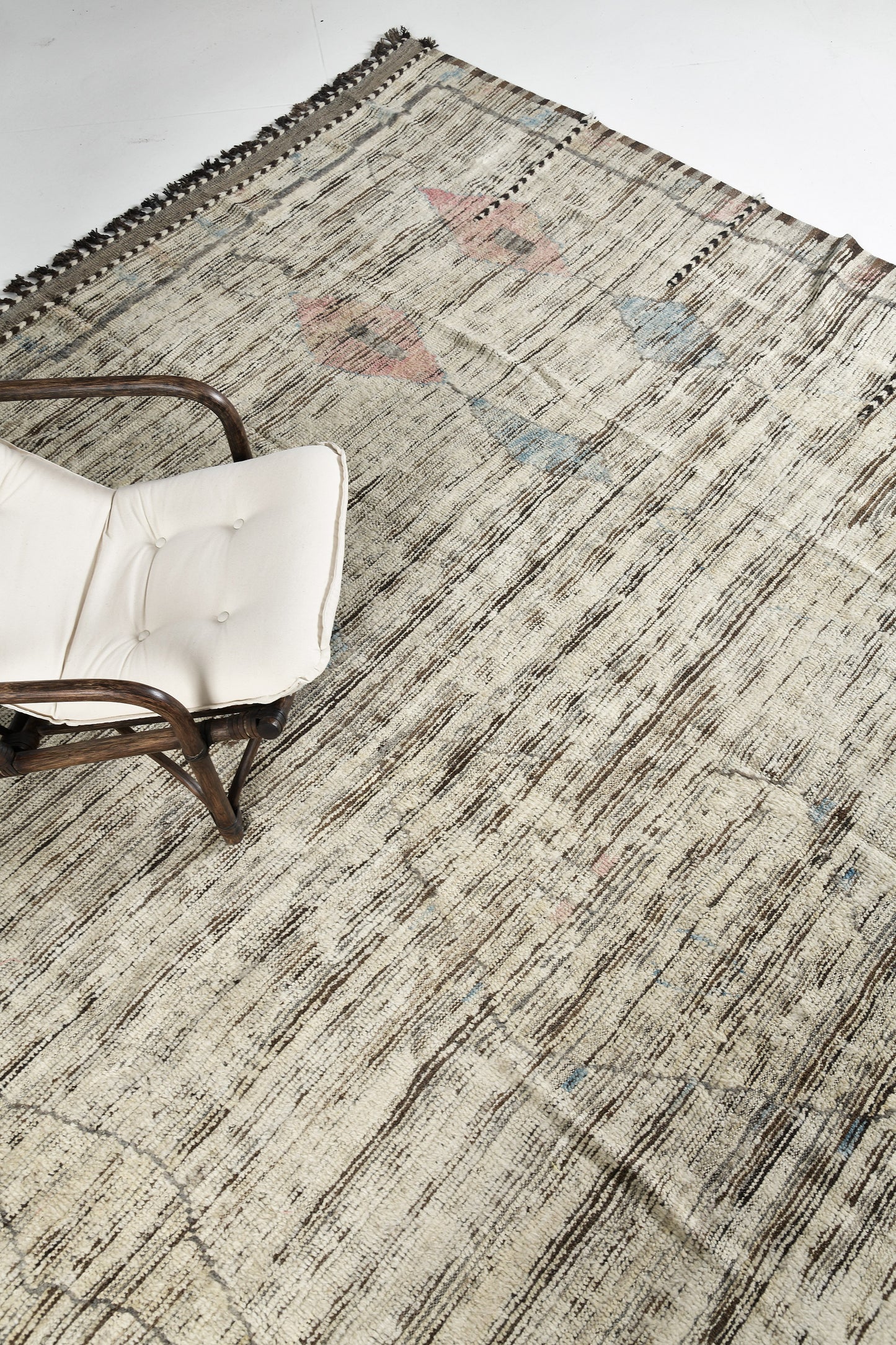 Modern Rug Image 5554 Izil, Atlas Collection, Seasons