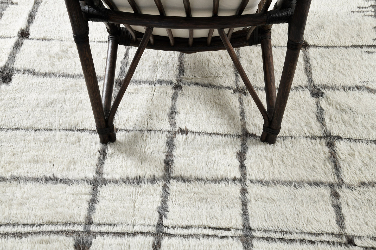 Modern Rug Image 2831 Dassin, Atlas Collection